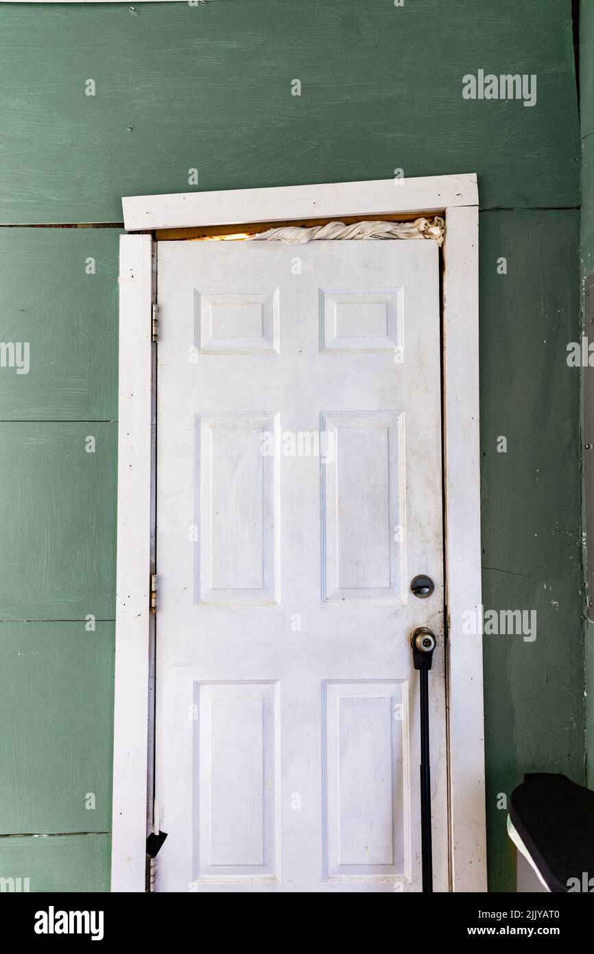 Cadre de porte endommagé sur la maison avec des problèmes de fondation Banque D'Images
