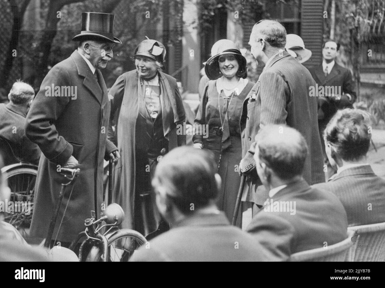 Visiteurs royaux handicapés pour hommes. -- le duc de Connaught discutant avec des anciens militaires handicapés lorsqu'il a visité une exposition de broderie par des soldats handicapés à Violet, la maison de Lady Melchett sur la place Lowndes. 17 juillet 1933. (Photo de Central News). Banque D'Images