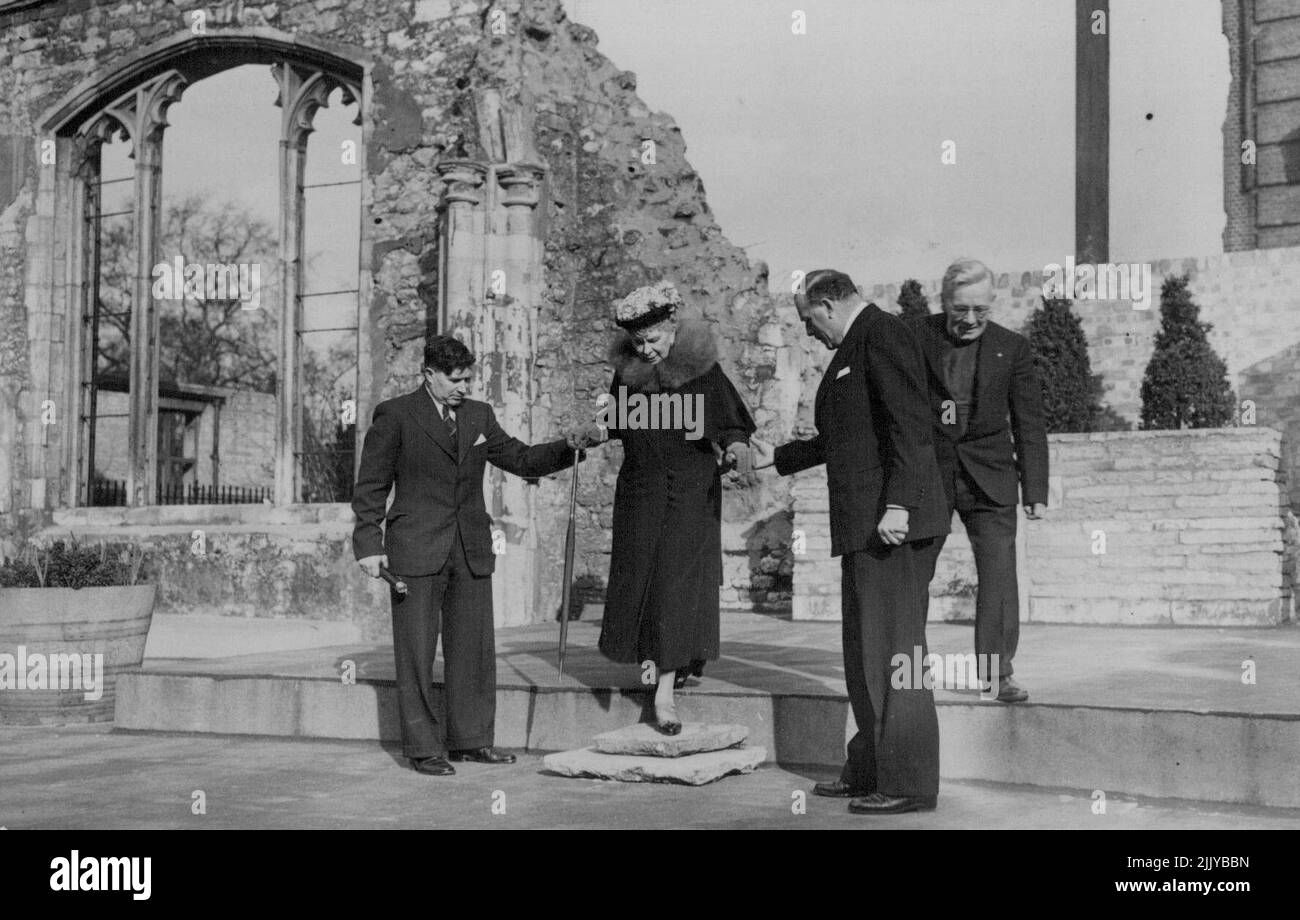 H.M. Queen Mary visite Tog Hat trinity Square E.G.I et TE bombardé église de tous les Hallows près de la tour de Londres. H.M. la reine Marie étant assistée vers le bas d'une étape lors de la visite de l'église d'ail Hallows. 25 mars 1946. (Photo par Sports & General Press Agency Limited). Banque D'Images