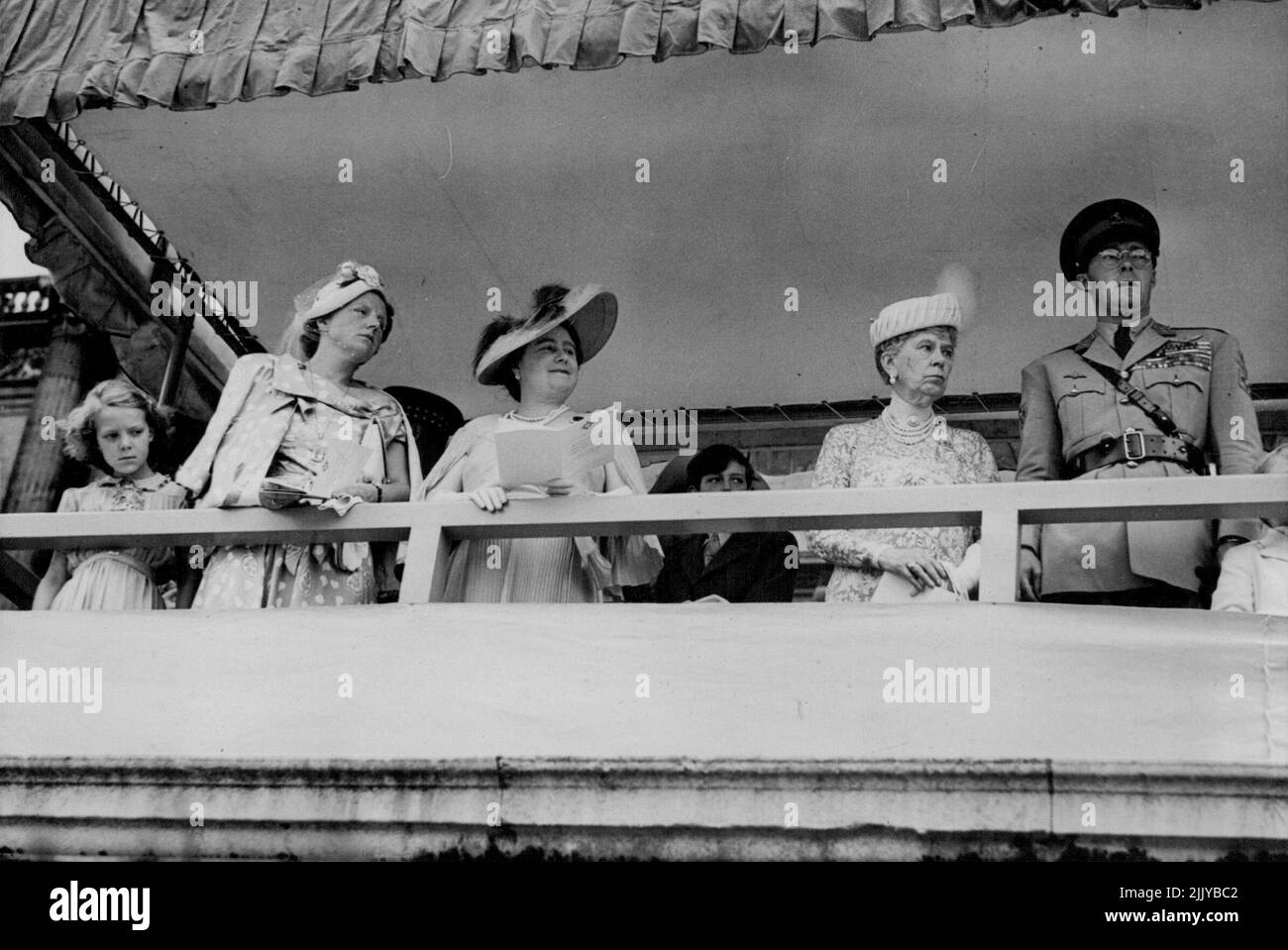 La reine Julian et le prince Bernhard Voir les couleurs présentées -- (de gauche à droite) la princesse Irene, la reine Juliana, la reine Elisabeth, le prince Bernhard regardant la présentation de nouvelles couleurs aux Irlandais. Gardes au Palais de Buckingham aujourd'hui (mercredi). Le roi, colonel en chef des gardes irlandais, a présenté aujourd'hui au régiment de nouvelles couleurs lors d'une cérémonie au Palais de Buckingham, à Londres (mercredi). La cérémonie a été suivie par la reine Juliana des pays-Bas, le prince Bernhard, et la princesse Irene, une de leurs filles. 27 juillet 1949. (Photo de Reuterphoto). Banque D'Images