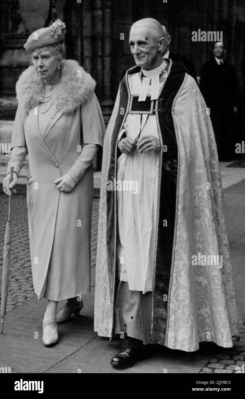 Le duc de Northumberland et la Dame Elizabeth Scott se sont mariés -- la reine Mary escortée par le doyen de Westminster, laissant l'abbaye de Westminster après le mariage, pour la réception à Admiralty House. Sa Majesté était bleu pâle. 13 juin 1946. Banque D'Images