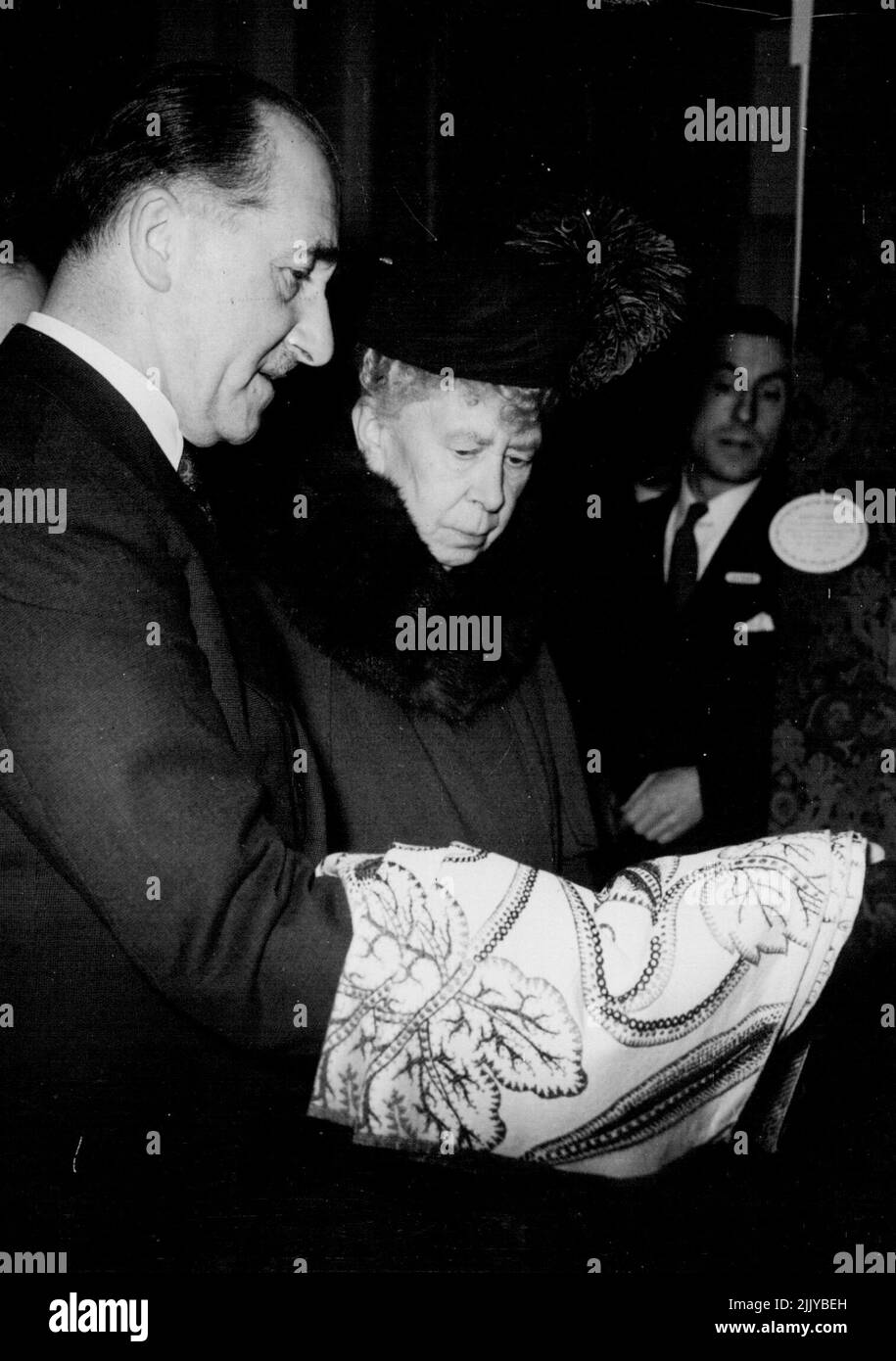 M. E. C. Lee, de Sanderson's, rue Berneis, en train de raquette la reine Mary certains des tissus des papiers peints qui y sont exposés. 25 janvier 1952. (Photo par Daily Mail Contract Picture). Banque D'Images