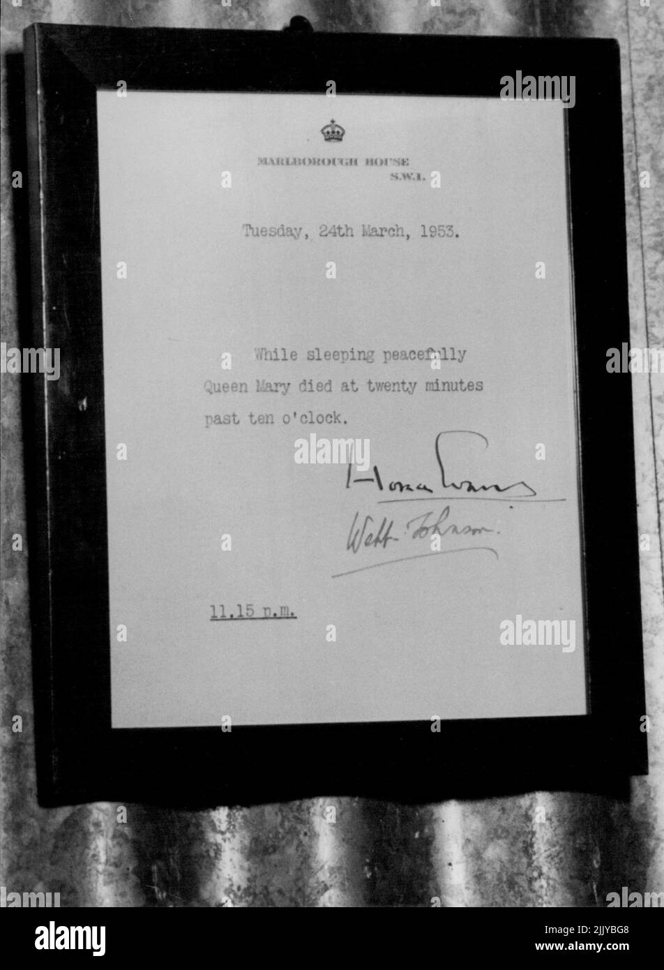 La reine Mary Dies - tout en dormant paisiblement -- le bulletin affiché à Marlborough House, Londres, ce soir annonçant la mort de la reine Mary - mais c'était une fin gracieuse pour une femme gracieuse qui s'était fait aimer à tous. Le bulletin se lit comme suit: «Pendant que dormir paisiblement la reine Mary est morte à vingt minutes après dix heures» - il a été signé par Sir Horace Evans et Lord Webb Johnson. 24 mars 1953. (Photo de Reuterphoto). Banque D'Images