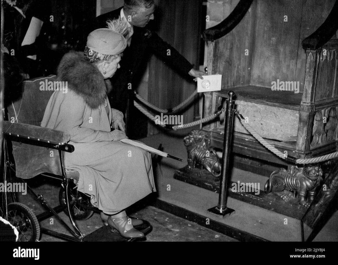 Red inspecte les répliques de la pierre du couronnement et la chaise d'une chaise roulante à la British Industries Fair de Londres, à earl's court, aujourd'hui 1 mai. Plus tôt dans sa visite des expositions la reine Mary marcha. Trois de ses petits-enfants, le jeune duc de Kent, son frère, le prince Michael, et sa sœur, la princesse Alexandra, marchaient à côté de Kent et du duc et duchesse de Gloucester. Le roi et la reine ont également visité l'exposition. Soulignant certaines caractéristiques des reproductions I. C. B. Horley, directeur général de Tibbenham's Furniture Company. 16 mai 1951. (Photo par photo de presse associée). Banque D'Images