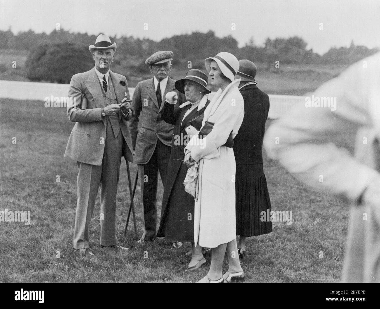 La princesse Helena Victoria est une cousine du roi George. La princesse Helena Victoria (au centre) et le colonel Sir Gordon carter (en tête), commis du cours, regardant la scène sur l'hippodrome d'Ascot filmée pour le « Calendrier » de M. Edgar Wallace par la British Lion film Co. 22 septembre 1931. Banque D'Images