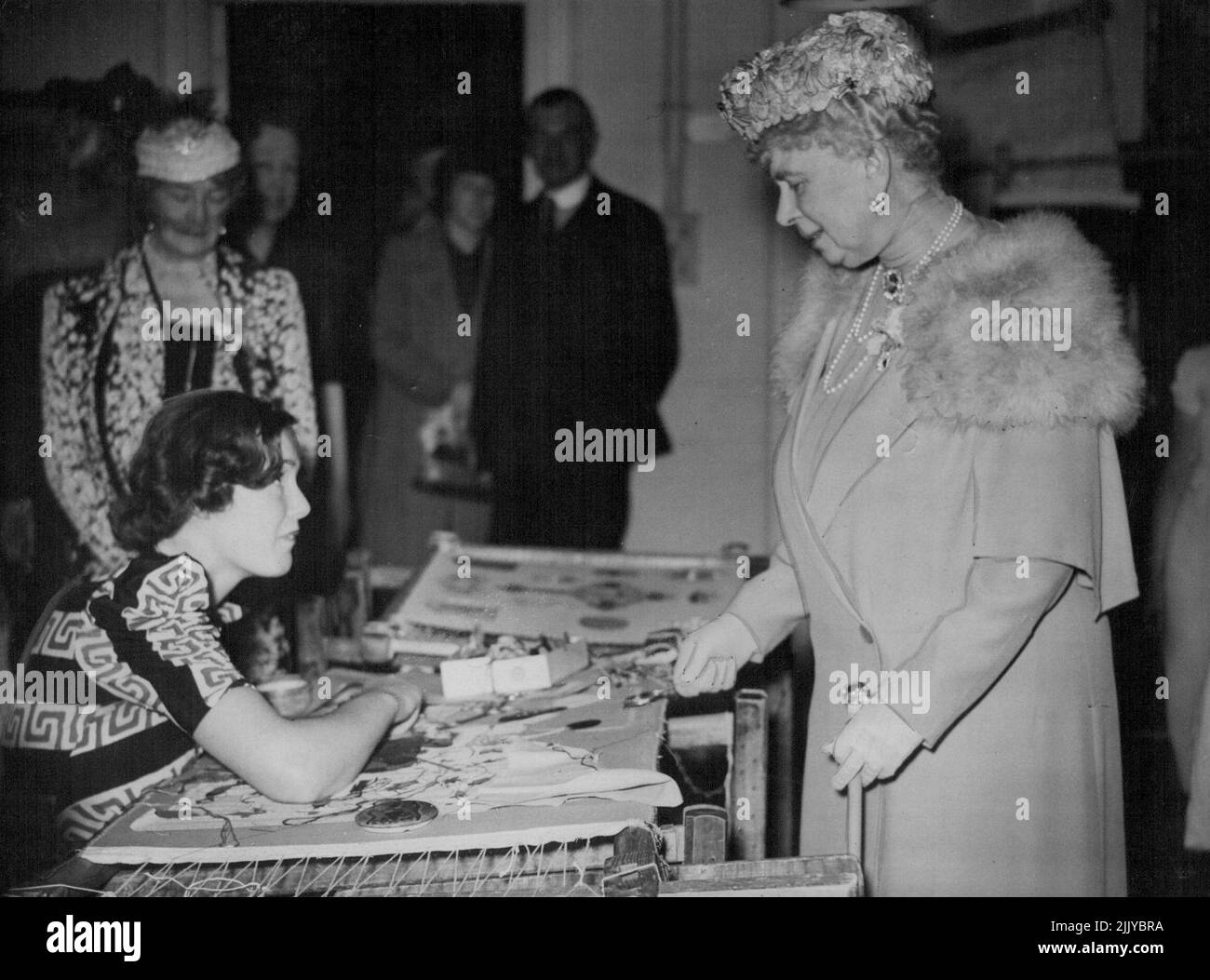 La reine Mary visite l'exposition de l'école royale de Needlework -- la reine Mary lors de sa visite de l'exposition. La reine Mary, la patronne, a visité l'exposition de la Royal School of Needlework dans les galeries de Kensington, Londres. L'exposition marque l'incorporation de leur tapisserie et de leurs travaux d'aiguille à la Compagnie de tapisserie de Cambridge, qui a été rendue possible par la Reine et la Reine Mary, qui ont prêté des expositions qui ont travaillé par elle-même. 28 juin 1939. Banque D'Images