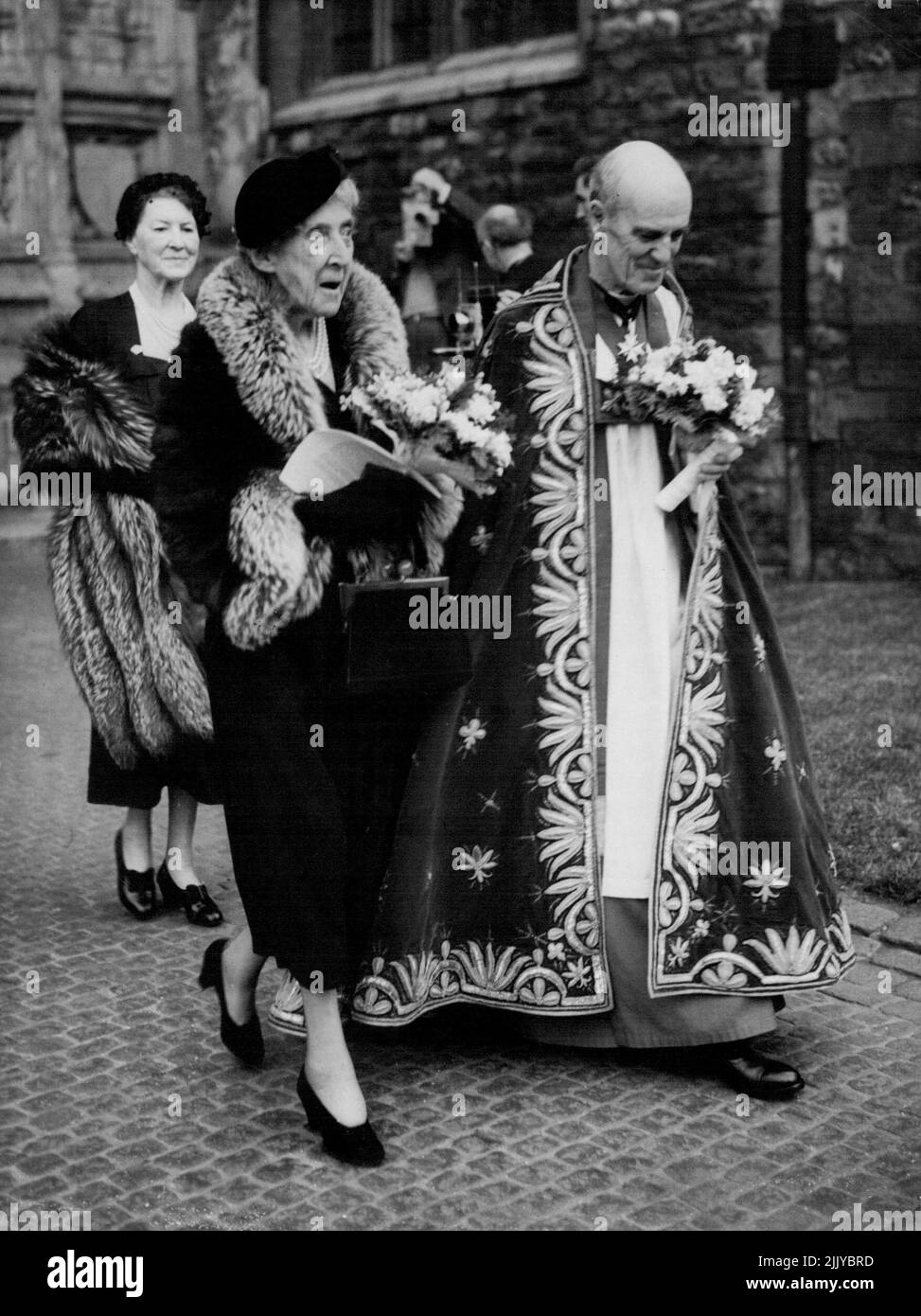 La princesse Marie Louise au Maundy Money Service -- la princesse Marie Louise, députisant pour la reine mère, accompagnée du doyen de Westminster, le Dr Alan C. Don, au service Royal Maundy à Westminster Abbey, Londres, jusqu'à aujourd'hui (Maundy jeudi). La princesse a distribué les pièces de monnaie Maundy - à chaque récipiendaire un cent pour chaque année de la vie de la reine. La cérémonie remonte aux jours où le monarque s'est lavé les pieds des pauvres, symbolisant la pose des pieds des Apôtres par le Christ. 15 avril 1954. (Photo de Reuterphoto). Banque D'Images