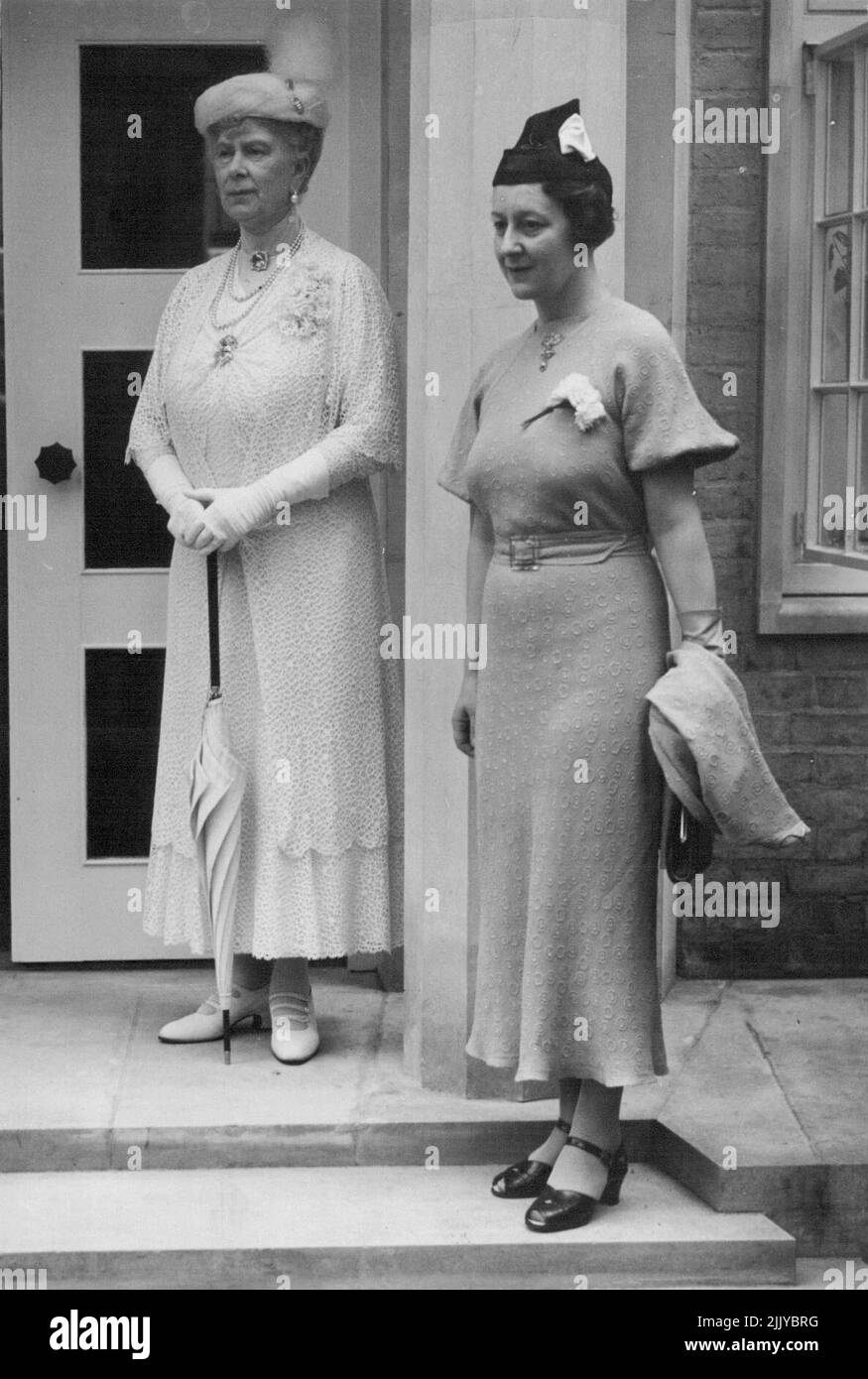 La reine Mary au collège Newnham, Cambridge -- la reine Mary avec Mlle Elisabeth Scott, l'une des architectes. 07 septembre 1938. Banque D'Images