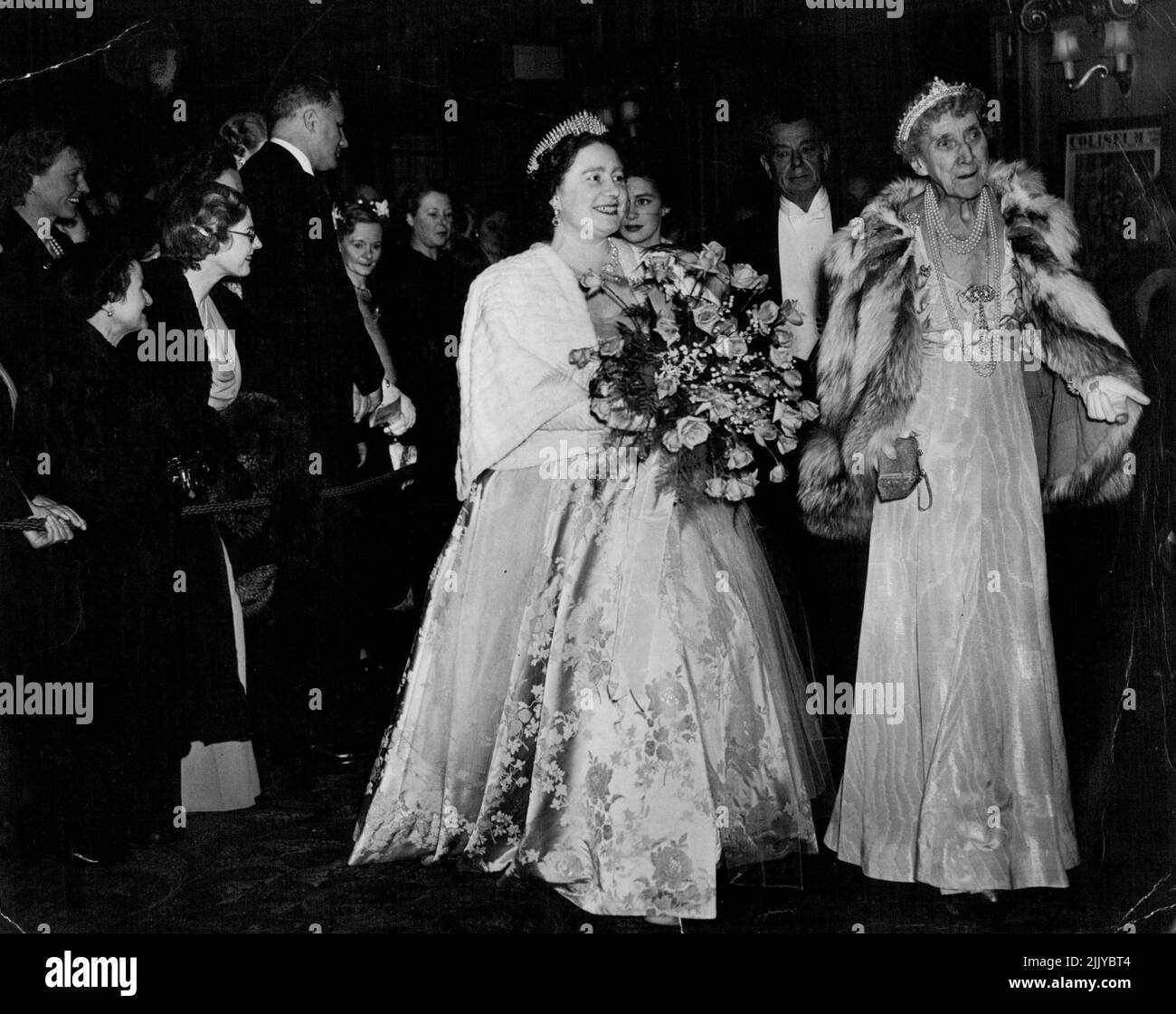 H.M. la Reine assiste au Gala Performance de Markova - Dolin Festival Ballet -- H.M. la Reine à son arrivée avec H.H. Princesse Marie Louise, présidente du Club des trois arts. H.M. la Reine ce soir (lundi) a assisté à la représentation spéciale du Ballet du Festival de Dolin de Markova au Stoll Theatre, Kingsway, Londres, et sa Majesté était accompagnée de la princesse Mary. La princesse Marie Louise, présidente du Club des trois arts, a reçu sa Majesté à son arrivée au Théâtre. 27 novembre 1950. (Photo de Fox photos). Banque D'Images