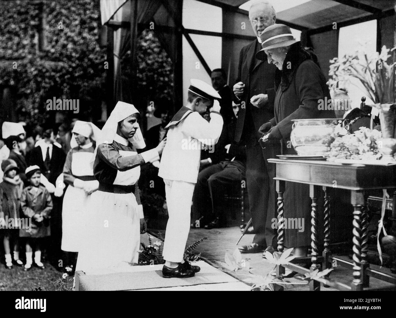 La princesse Helena Victoria assiste à Garden Party -- la princesse Helena Victoria reçoit des bourses pendant la fête. La princesse Helena Victoria a reçu des bourses au Garden Party dans le domaine de l'hôpital de South London tenu en aide à l'hôpital. 01 janvier 1931. Banque D'Images