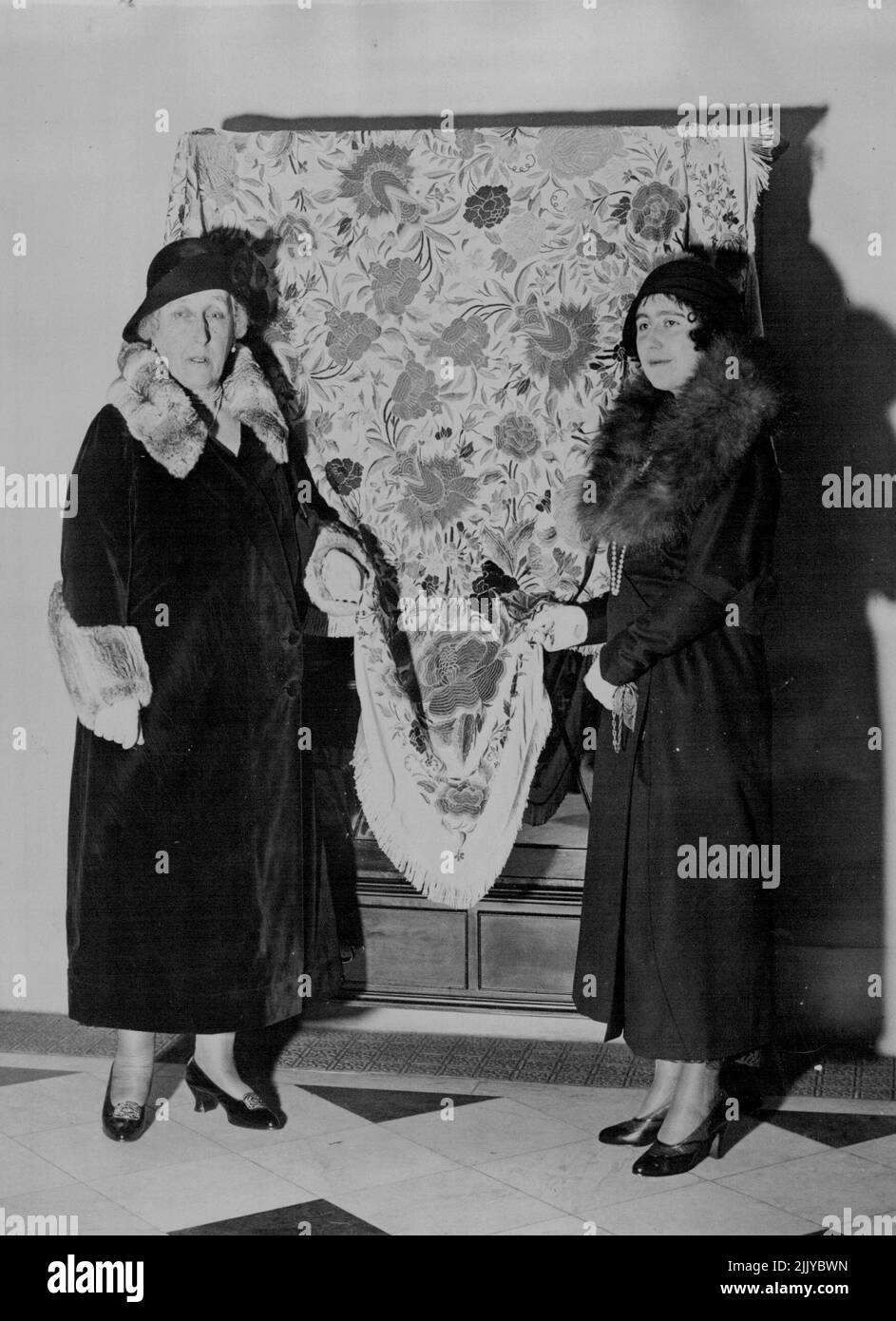 La duchesse de York ouvre Needlework sale -- la duchesse de York (à droite) qui est le président de l'école avec la princesse Helena Victoria. Vice-président avec une exposition. La duchesse de York, accompagnée de la princesse Helena Victoria, a ouvert la vente de la Royal Needlework School au siège de l'école. 01 janvier 1931. Banque D'Images