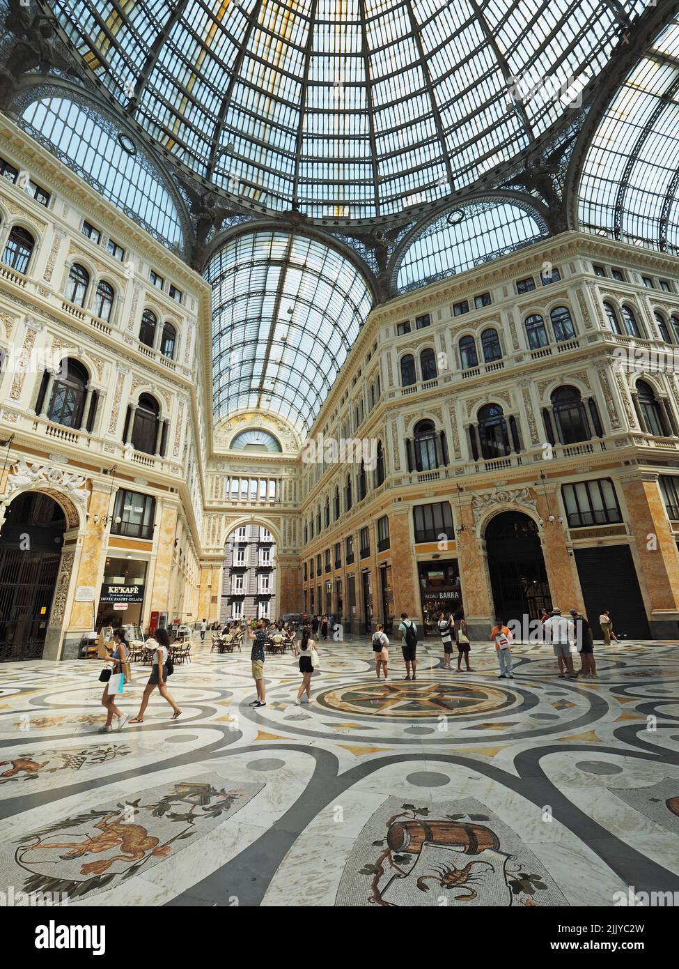 Les gens magasinent dans le grand centre commercial Galleria Umberto 1 dans le centre-ville de Naples, Campanie, Italie Banque D'Images