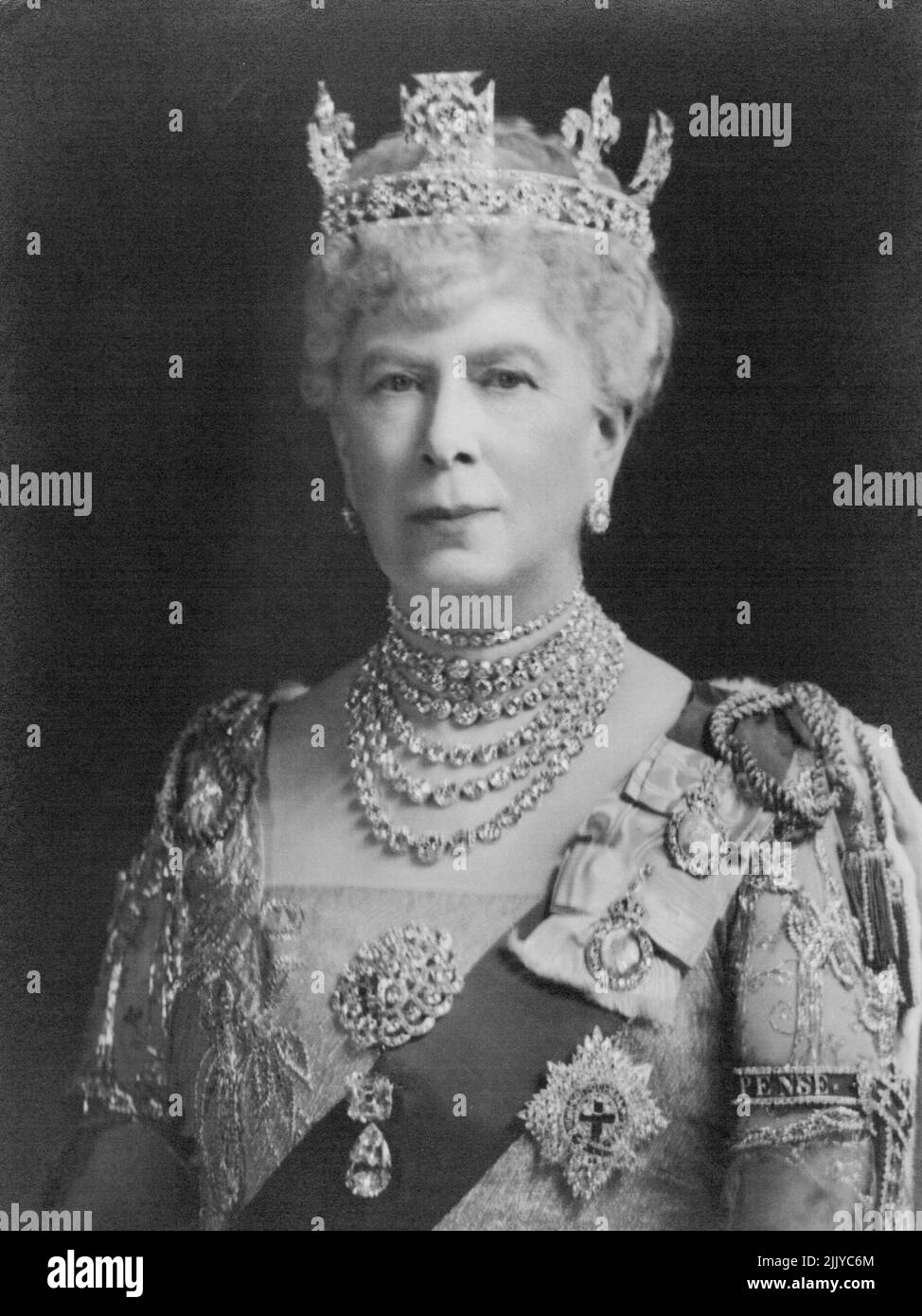 vous-même dans le cœur de son peuple par sa pensée constante et sa personnalité sympathique et gracieuse. Tout le monde se joindra à souhaiter à sa Majesté de nombreux heureux retours de la journée. La reine Mary a un grand amour de belles choses et a été un collectionneur passionné. Elle a une connaissance experte de la vieille chine, des images et des meubles. M. et Mme Hay Wrightson qui ont assisté à Backingham Palace et à Marlborough House à de nombreuses occasions pour photographier la reine Mary, disent qu'elle est une sitter très charmante, si gentiment et si serviable, que c'est une grande joie de la photographier. 26 mai 1939. (Photo de Hay Wrighson). Banque D'Images