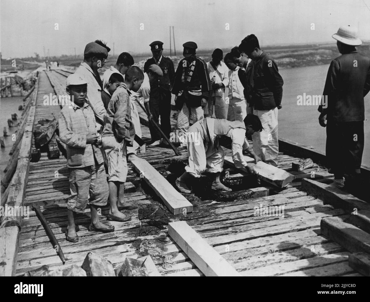 Contexte de l'invasion communiste de la République de Corée -- les travailleurs en Corée du Sud réparent les dommages à un pont ***** Le fleuve Yung San après que les terroristes communistes l'aient mis à l'eau dans un effort pour saboter les lignes de communication avant les élections de 10 mai 1946. 22 octobre 1954. (Photo par United States information Service). Banque D'Images