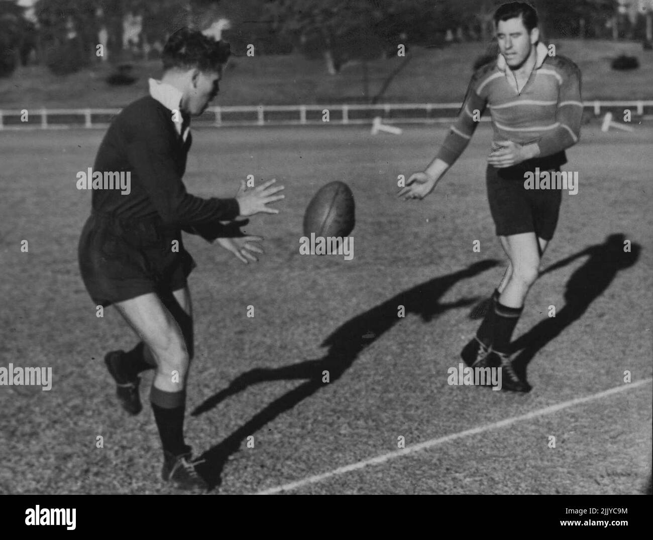 Forwards combine:- NSW Rugby US Arthur Buchan (à gauche), sur le point de prendre un homme de passage, Phil Hardcastle, pendant l'entraînement pour aujourd'hui Queensland. 27 juillet 1946 Banque D'Images