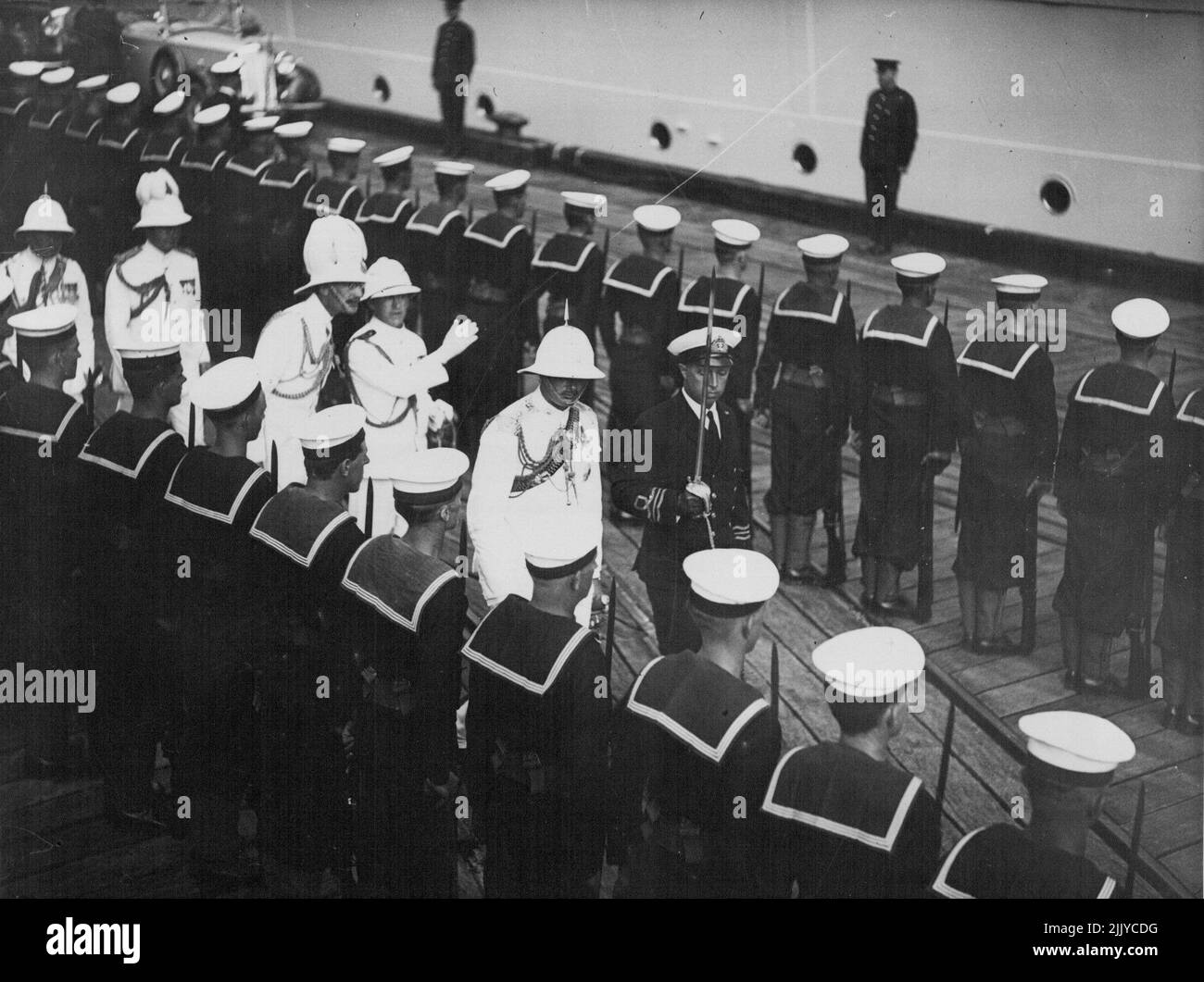 Le duc et son personnel inspectent la Garde d'honneur avant de partir de Brisbane pour la Nouvelle-Zélande sur le H.M.A.S. Australien. 17 décembre 1934. Banque D'Images