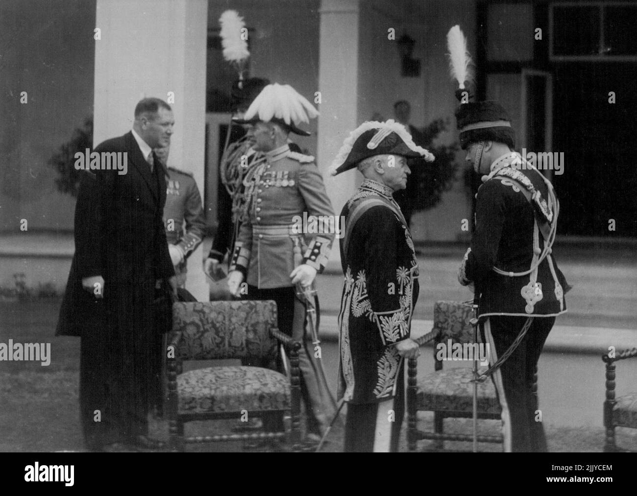 Nouveau Gouverneur général de l'Australie - la scène dans la salle du Sénat à la Maison du Parlement, Canberra, la capitale fédérale de l'Australie, comme le duc de Gloucester (à gauche) a reçu, les destinataires de bienvenue des deux. Chambres du Parlement. Le Président est au centre et le gouverneur général, monsieur le Président. Issaacs et. Lady Issaacs est sur la droite pendant sa tournée en 1934. 31 janvier 1944. (Photo de London News Agency photos Ltd.). Banque D'Images