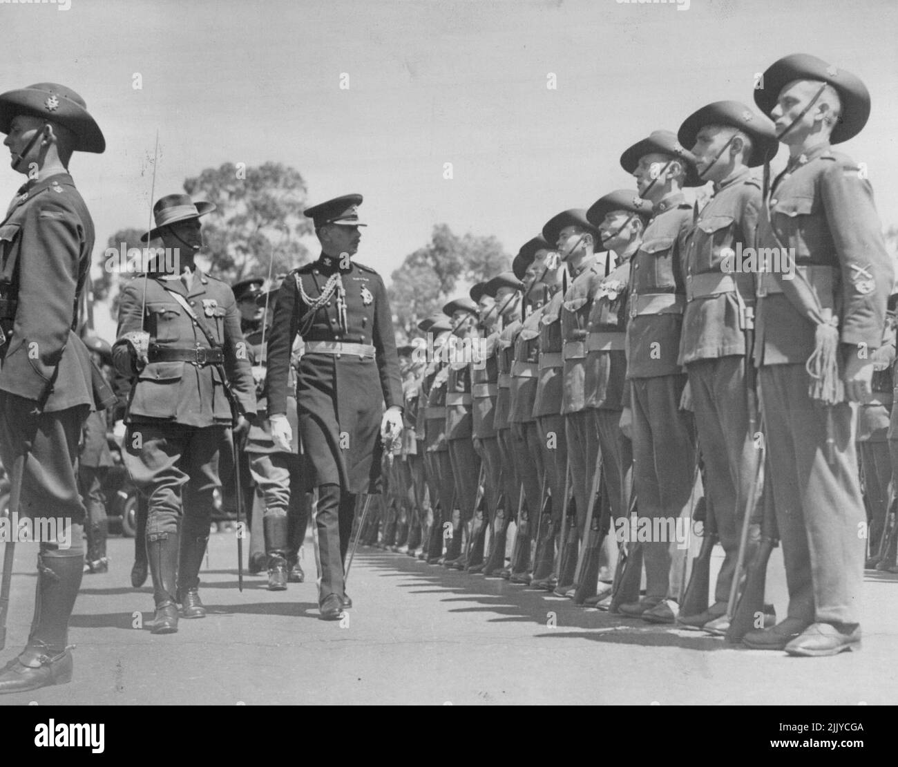 Visite royale de Kings Park Perth jeudi -- le duc inspecte la garde d'honneur du bataillon 11/16th à son arrivée à King's Park. 8 octobre 1934. Banque D'Images