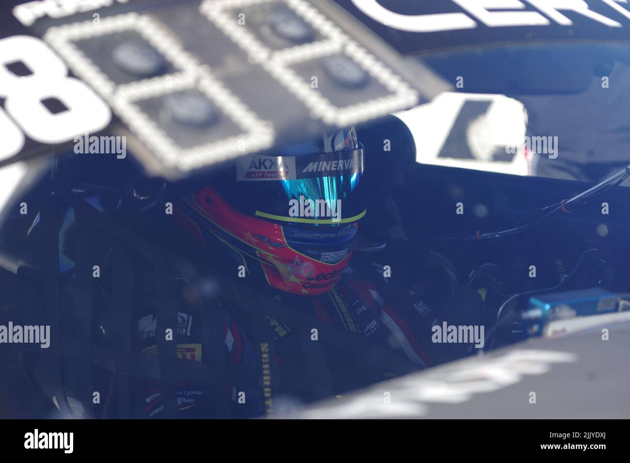 FFSA GT4 Albí 2020. Pilote de voiture de course dans sa AKKA Mercedes SLS GT4 avant la course. Banque D'Images