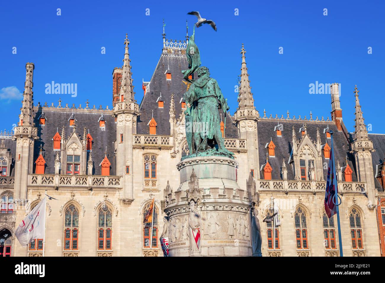 Pigeon survolant la place du marché de Bruges, architecture flamande Banque D'Images
