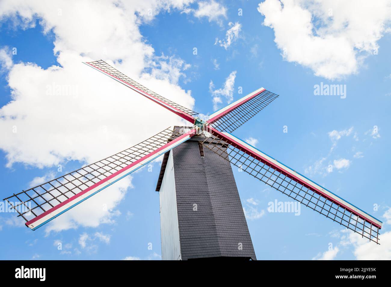 Moulins à vent rustiques en bois dans le parc public idyllique de Bruges, en Belgique Banque D'Images