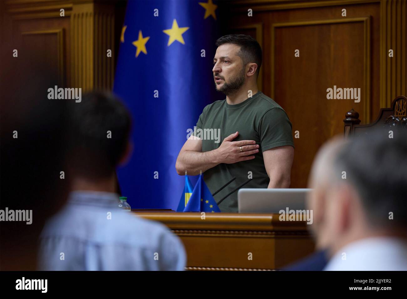 Kiev, Ukraine. 28th juillet 2022. Le président ukrainien Volodymyr Zelenskyy, représente l'hymne national au Parlement de la Verkhovna Rada, à 28 juillet 2022, à Kiev, en Ukraine. Credit: Bureau de presse présidentiel ukrainien/Présidence ukrainienne/Alamy Live News Banque D'Images