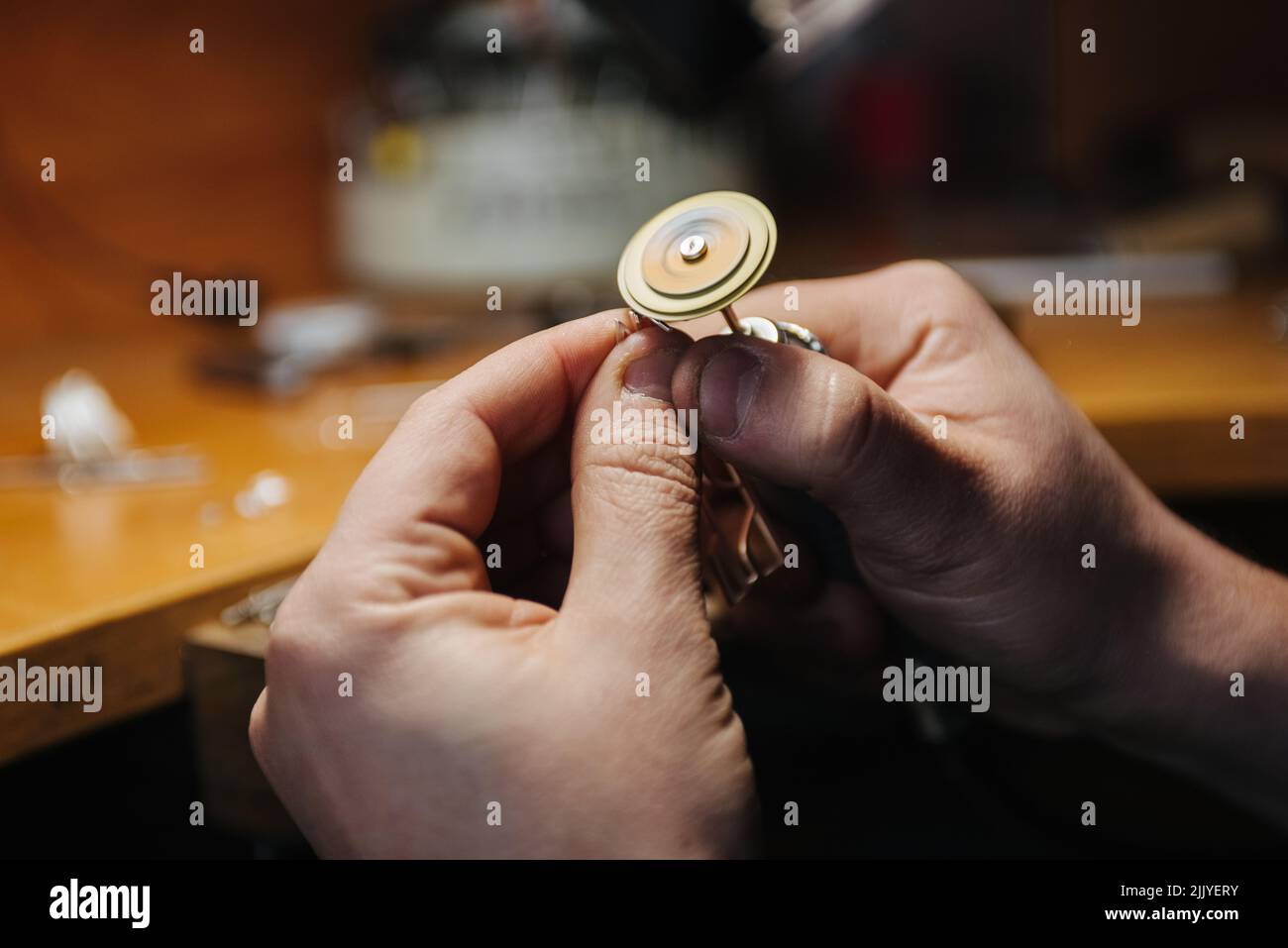 Polissage des bijoux en argent Banque de photographies et d'images à haute  résolution - Alamy