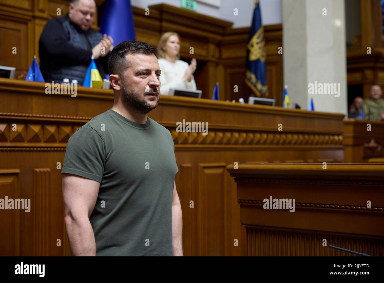Kiev, Ukraine. 28th juillet 2022. Le président ukrainien Volodymyr Zelenskyy, se présente lors d'une cérémonie au Parlement de la Verkhovna Rada, à 28 juillet 2022, à Kiev, en Ukraine. Credit: Bureau de presse présidentiel ukrainien/Présidence ukrainienne/Alamy Live News Banque D'Images