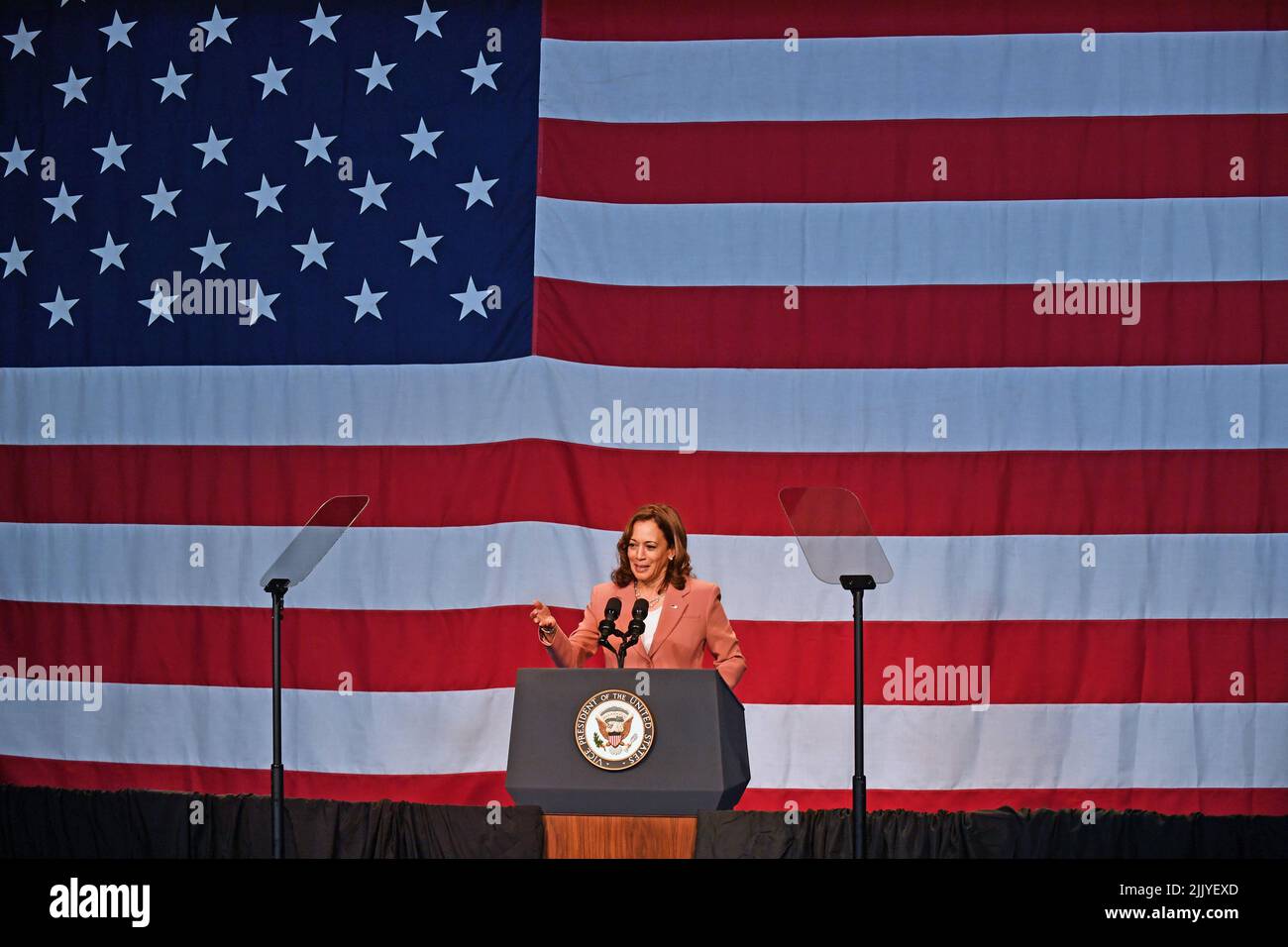 New York, États-Unis. 28th juillet 2022. Le vice-président Kamala Harris fait des remarques à la suite d'une visite à la Bedford Stuyvesant Restoration Corporation à Brooklyn, New York, jeudi, 28 janvier 2022. Harris est à New York pour annoncer de nouveaux efforts du secteur privé et du secteur public visant à aligner des dizaines de milliards d'investissements dans des collectivités mal desservies. Photo par Andrea Renault/UPI crédit: UPI/Alay Live News Banque D'Images