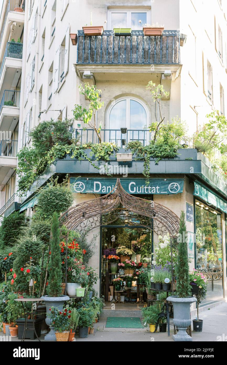 Fleuriste à Paris, en France, par une belle journée d'été Banque D'Images