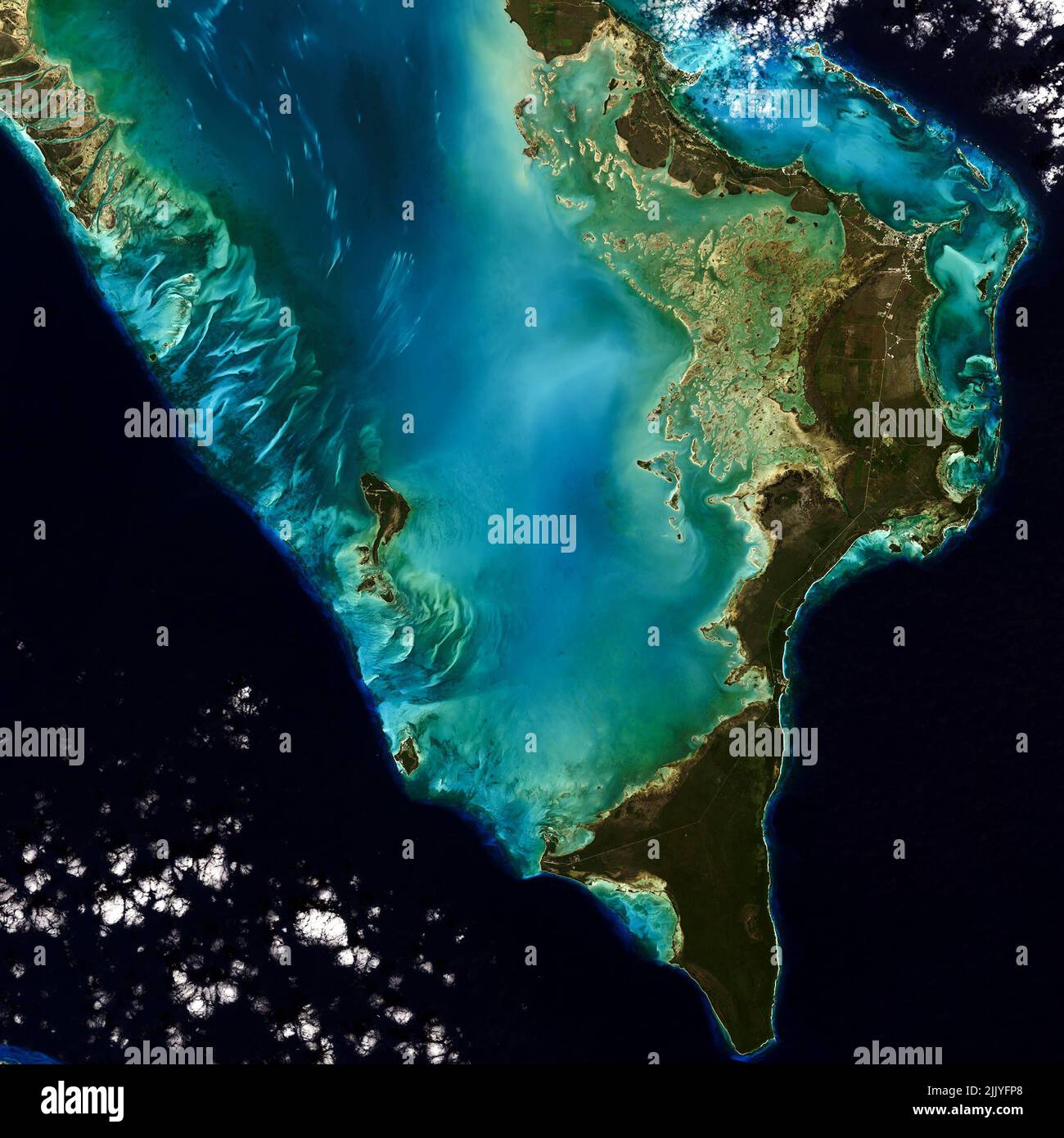 Bahamas. 18th janvier 2022. Nous célébrons 50 ans de satellite Landsat, dont le premier a été lancé sur 23 juillet 1972. Le dernier de la série, Landsat 9, lancé en septembre 2021. Landsat nous montre la Terre depuis l'espace. Depuis 50 ans, la mission a recueilli des données sur les forêts, les fermes, les zones urbaines et l'eau douce de notre planète d'origine, ce qui a produit le plus long record continu de ce genre. Les décideurs du monde entier utilisent librement les données Landsat disponibles pour mieux comprendre les changements environnementaux, gérer les pratiques agricoles, allouer des ressources en eau rares, répondre aux disas naturelles Banque D'Images