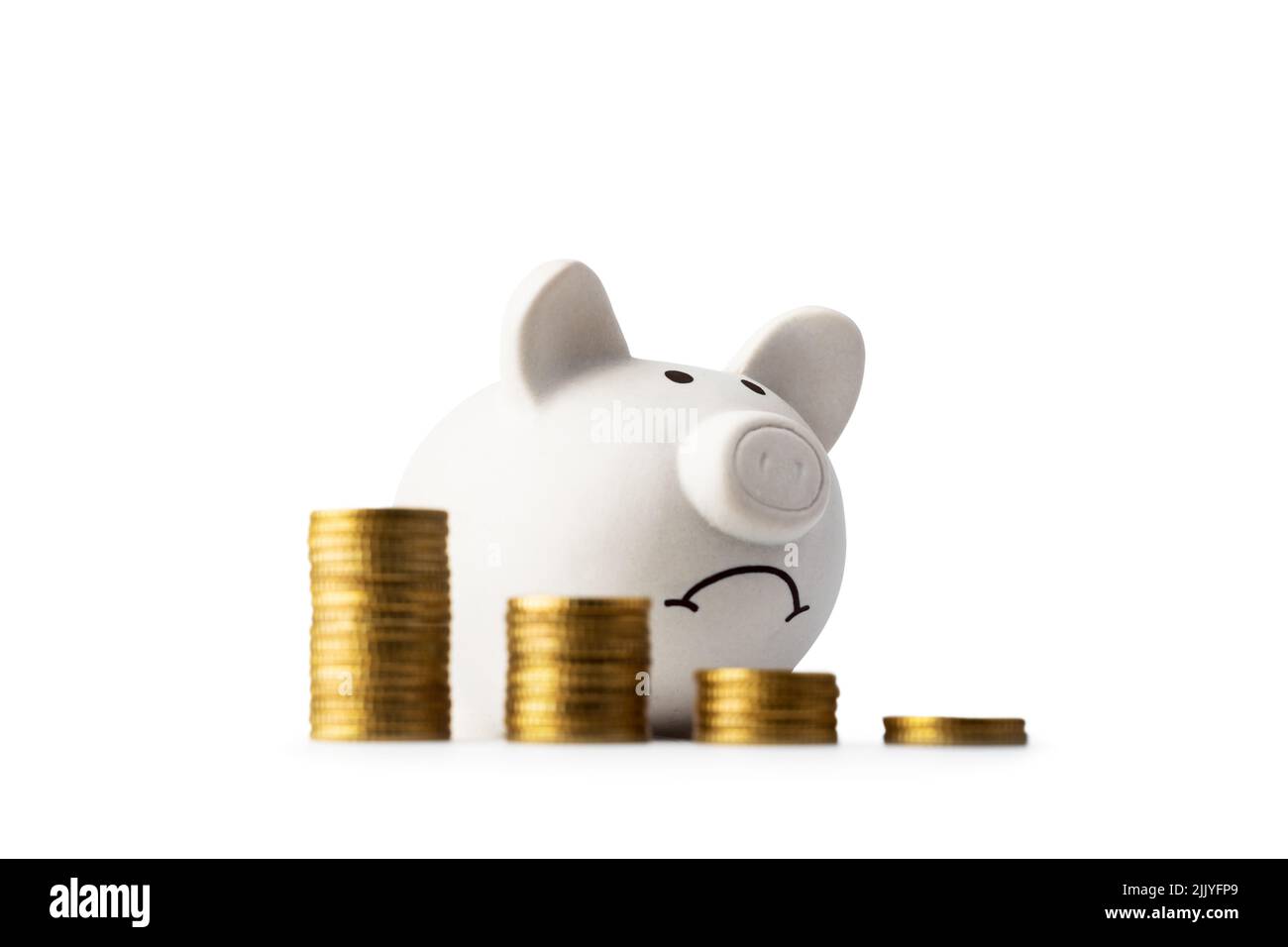 Une triste banque tirade derrière des piles de pièces en euros symbolisant la chute des actifs monétaires. Moneybox blanche avec le graphique de pièces de monnaie isolé sur blanc. Concept de crise Banque D'Images