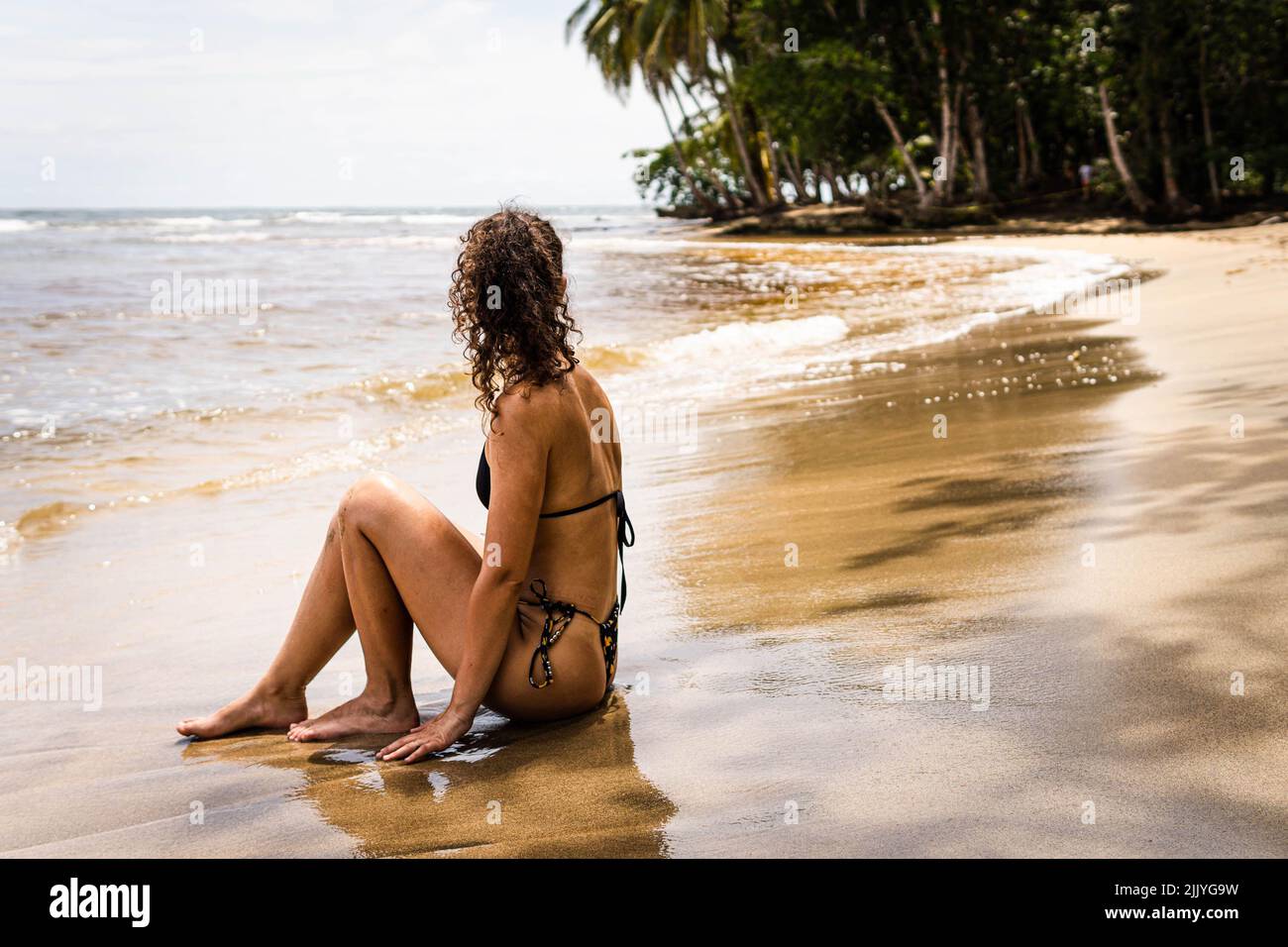 Femme en maillot de bain à la plage Banque de photographies et d'images à  haute résolution - Alamy