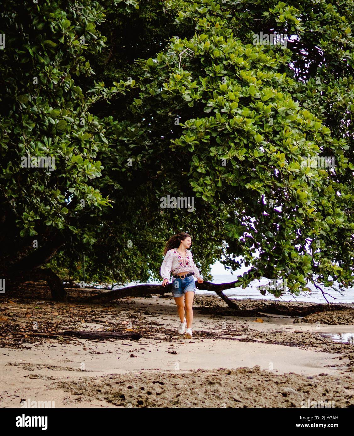 Femme sur la plage du Costa Rica Banque D'Images