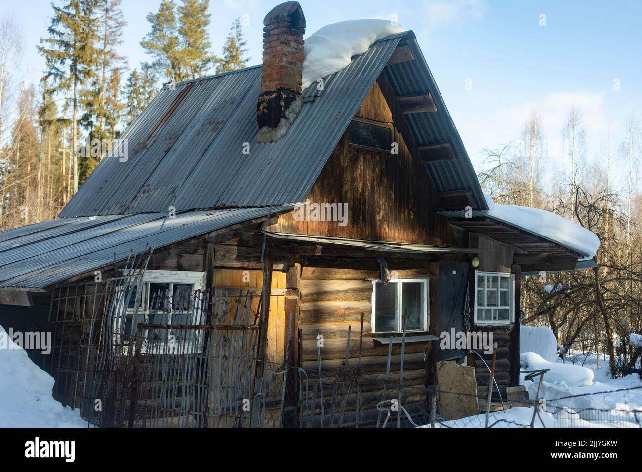Maison dans village. Ancienne maison en bois. Banque D'Images