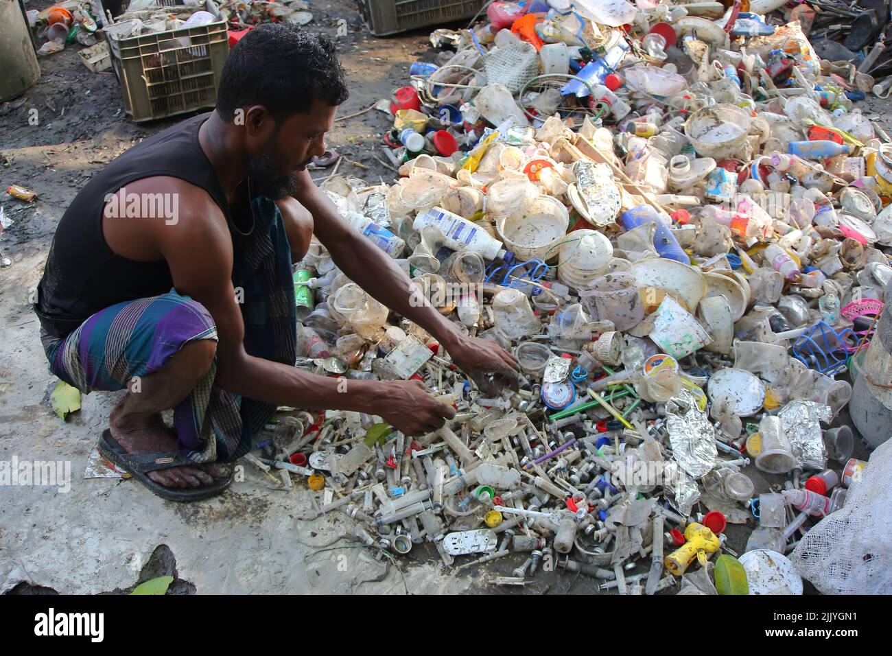 Sylhet, Mexico, Bangladesh. 27th juillet 2022. 27 juillet 2022, Sylhet, Bangladesh: Les personnes collectent le PET plastique et les seringues sans utiliser de gants pour les recycler dans les usines locales ces personnes qui se consacrent à la collecte des déchets pour un usage hospitalier sans l'utilisation de la protection nécessaire mettent leur santé en danger. On 27 juillet 2022, Sylhet, Bangladesh. (Credit image: © H M Shahidul Islam/eyepix via ZUMA Press Wire) Banque D'Images