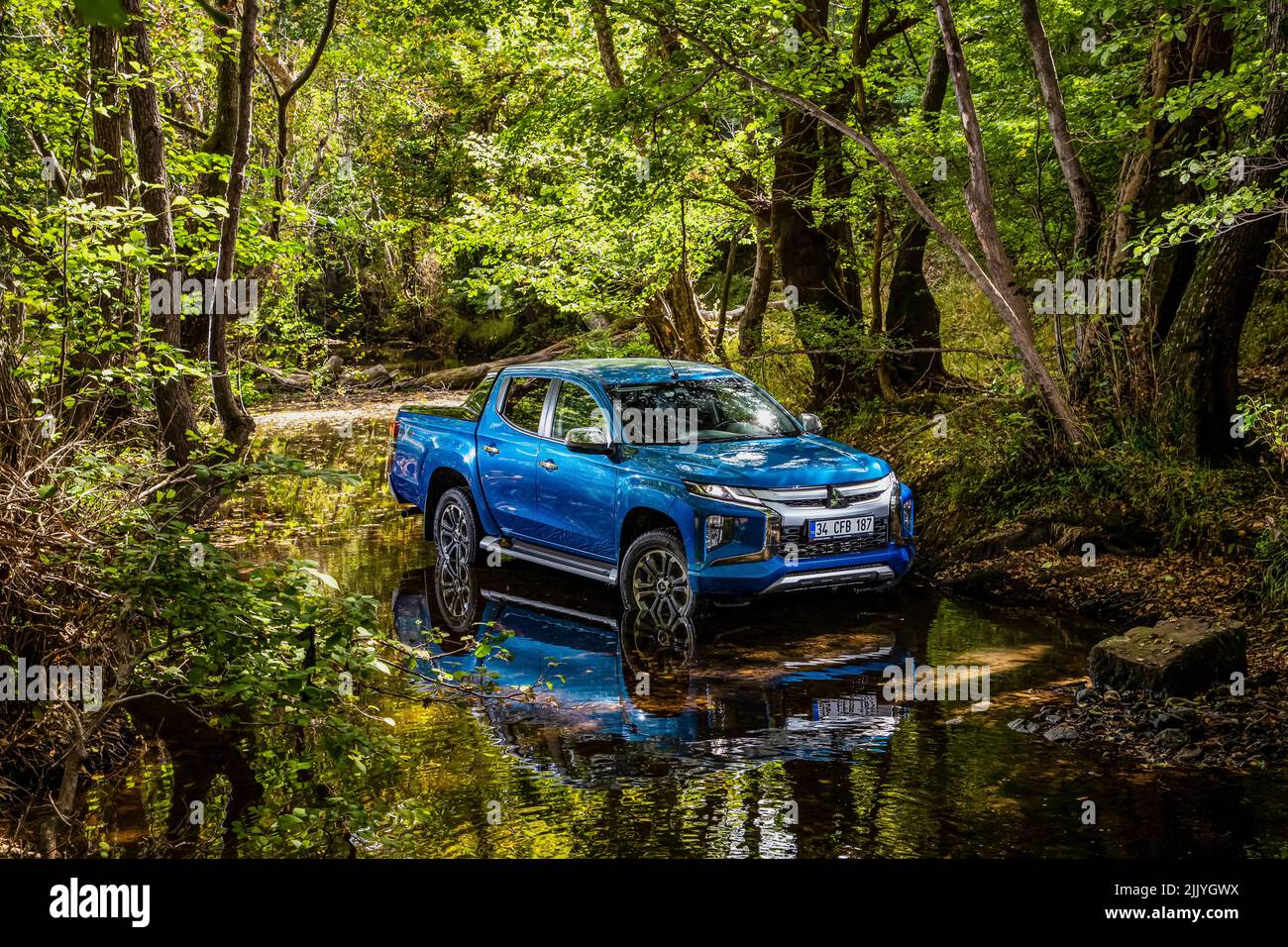 Mitsubishi L200 est garé sur le ruisseau Banque D'Images