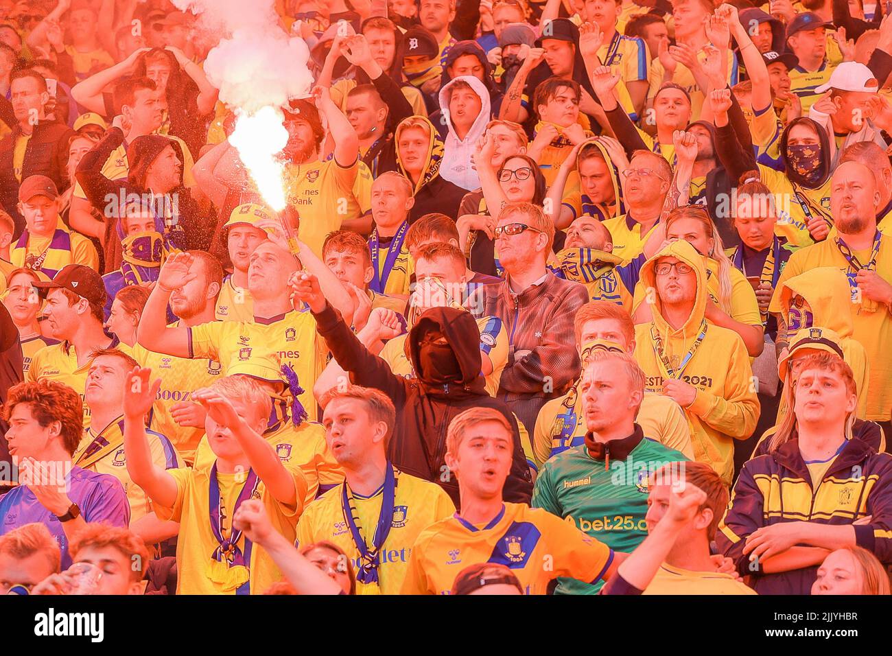 Broendby, Danemark. 28th juillet 2022. Les fans de football de Broendby SI on les voit sur les tribunes lors du match de qualification de l'UEFA Europa Conference League entre Broendby IF et Pogon Szczecin à Broendby Stadion à Broendby. (Crédit photo : Gonzales photo/Alamy Live News Banque D'Images