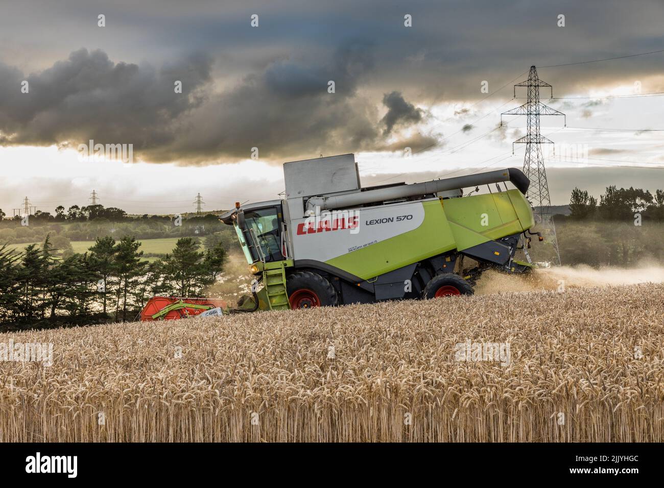 Ballinacurra, Cork, Irlande. 28th juillet 2022. L'entrepreneur Michael Holland récolte du blé d'hiver en fin de soirée sur la ferme d'Alan Navratil à Ballinacurra, Co. Cork, Irlande. - Crédit; David Creedon / Alamy Live News Banque D'Images