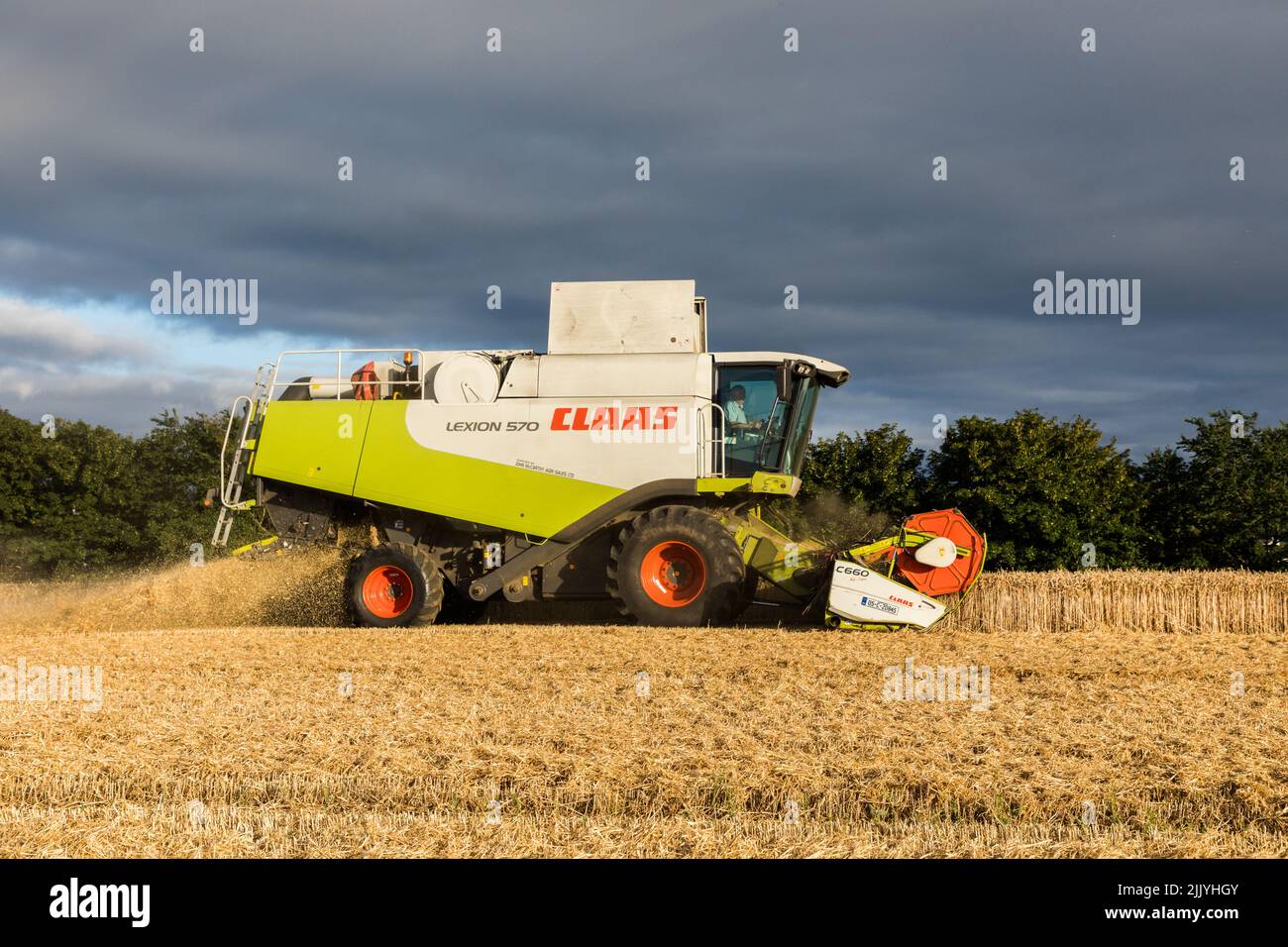 Ballinacurra, Cork, Irlande. 28th juillet 2022. L'entrepreneur Michael Holland récolte du blé d'hiver en fin de soirée sur la ferme d'Alan Navratil à Ballinacurra, Co. Cork, Irlande. - Crédit; David Creedon / Alamy Live News Banque D'Images
