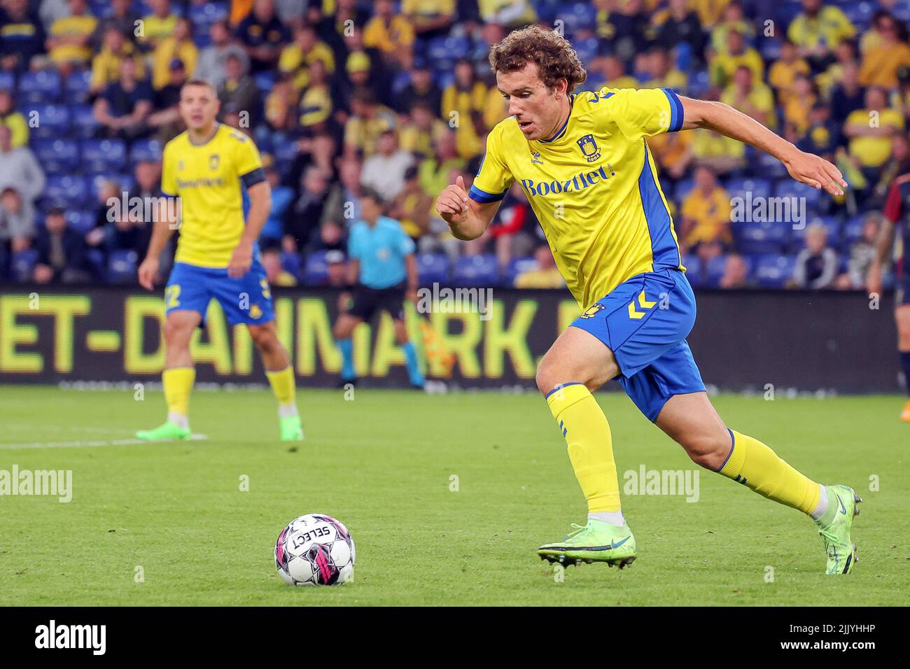 Broendby, Danemark. 28th juillet 2022. Joe Bell (6) de Broendby SI vu pendant le match de qualification de l'UEFA Europa Conference League entre Broendby IF et Pogon Szczecin à Broendby Stadion à Broendby. (Crédit photo : Gonzales photo/Alamy Live News Banque D'Images