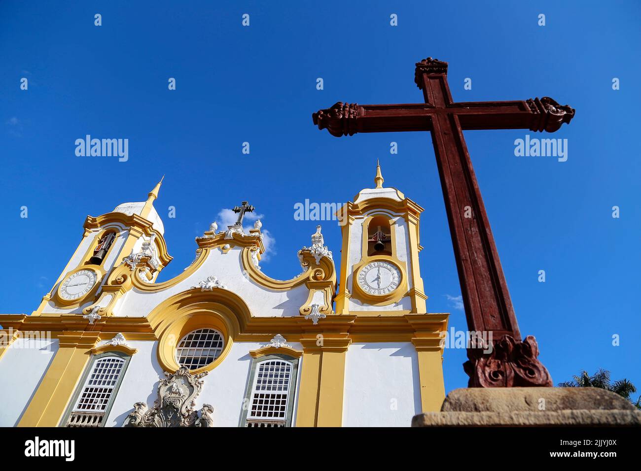 Croix et façade d'église de Santo Antonio dans la ville de Tiradentes MG, par temps clair Banque D'Images