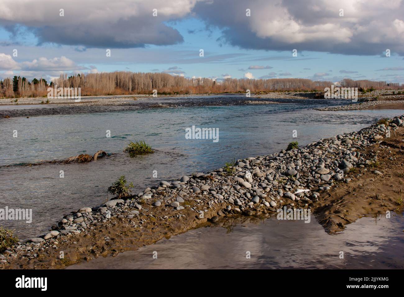 Un regard sur la vie en Nouvelle-Zélande: Lits de rivière tressés et eaux alpines claires: La rivière Waimakariri, North Canterbury. Banque D'Images