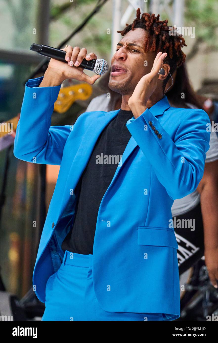 NEW YORK, NY, États-Unis - 17 JUIN 2022 : Jon Batiste se produit sur la série de concerts « Today » Show de NBC à Rockefeller Plaza. Banque D'Images