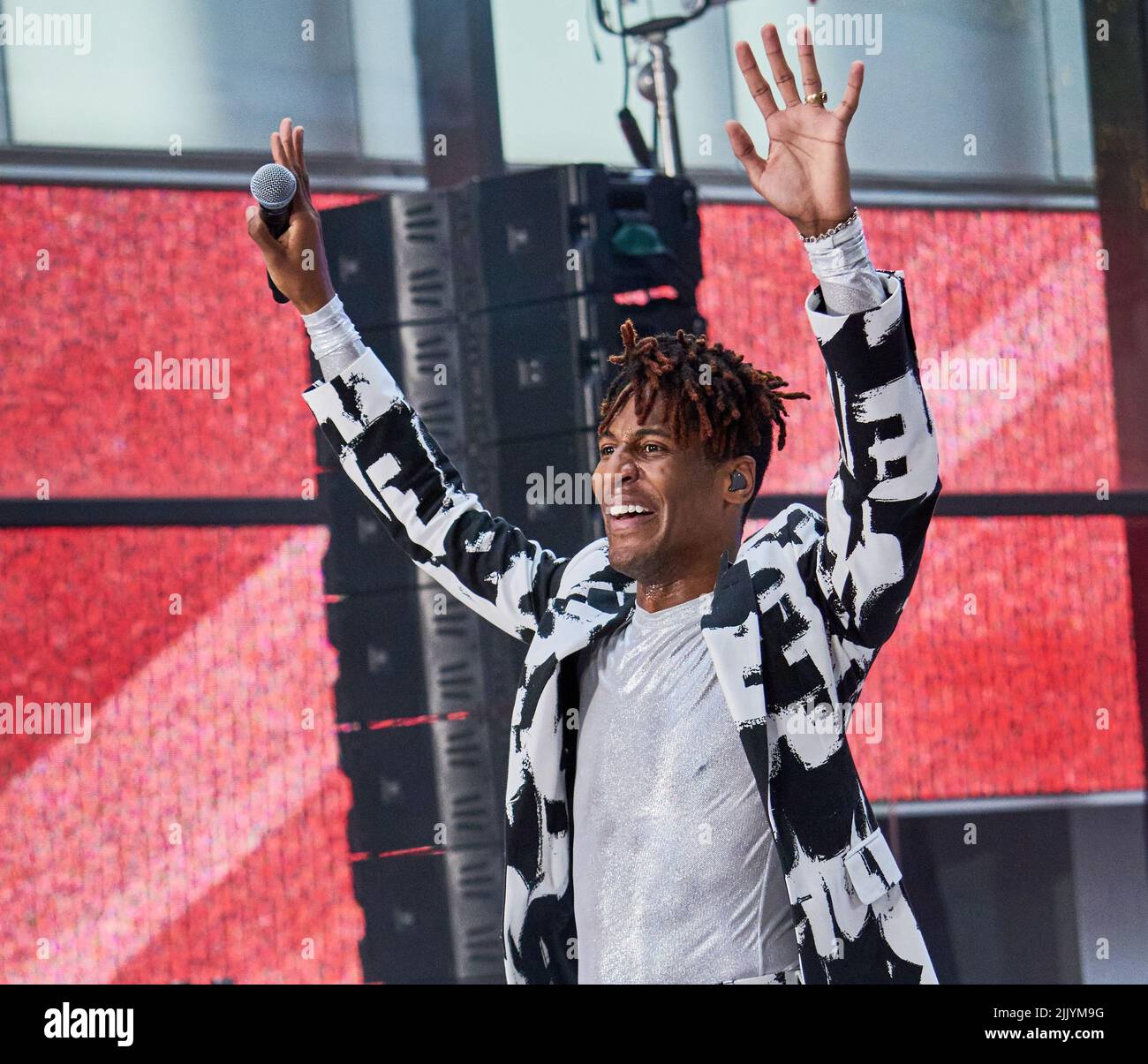 NEW YORK, NY, États-Unis - 17 JUIN 2022 : Jon Batiste se produit sur la série de concerts « Today » Show de NBC à Rockefeller Plaza. Banque D'Images