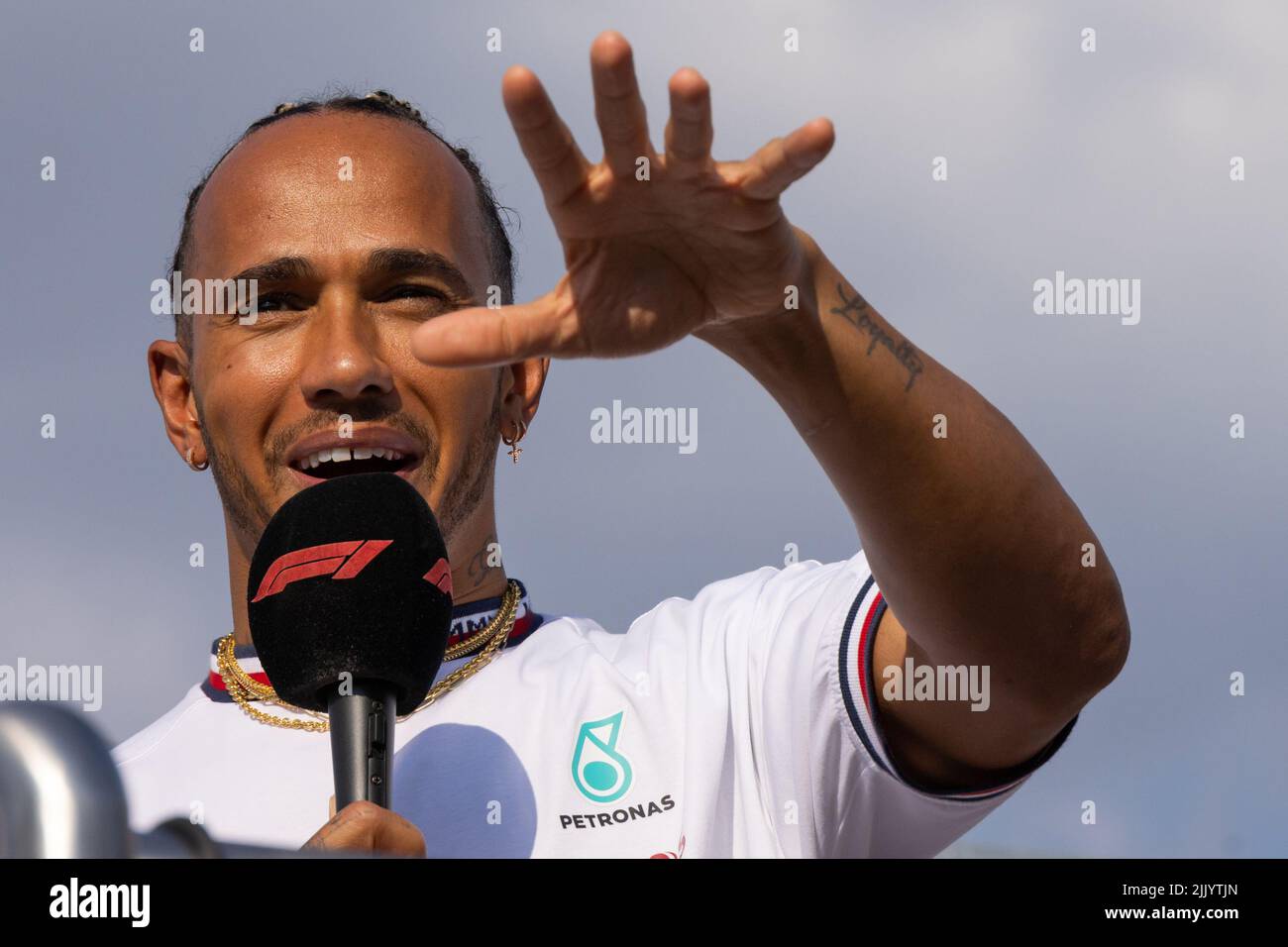 Mogyorod, Hongrie. 28th juillet 2022. Lewis Hamilton, pilote britannique de Mercedes, rencontre les fans lors d'une séance de promenade sur les pistes à Hungaroring à Mogyorod, Hongrie, 28 juillet 2022. Credit: Attila Volgyi/Xinhua/Alay Live News Banque D'Images