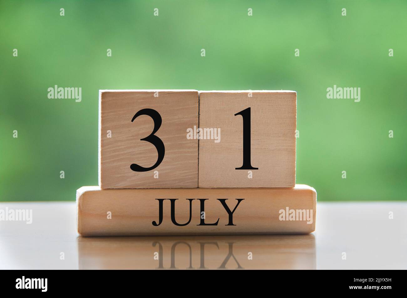 Texte de date du calendrier 31 juillet sur des blocs de bois avec parc d'arrière-plan flou. Concept de calendrier Banque D'Images