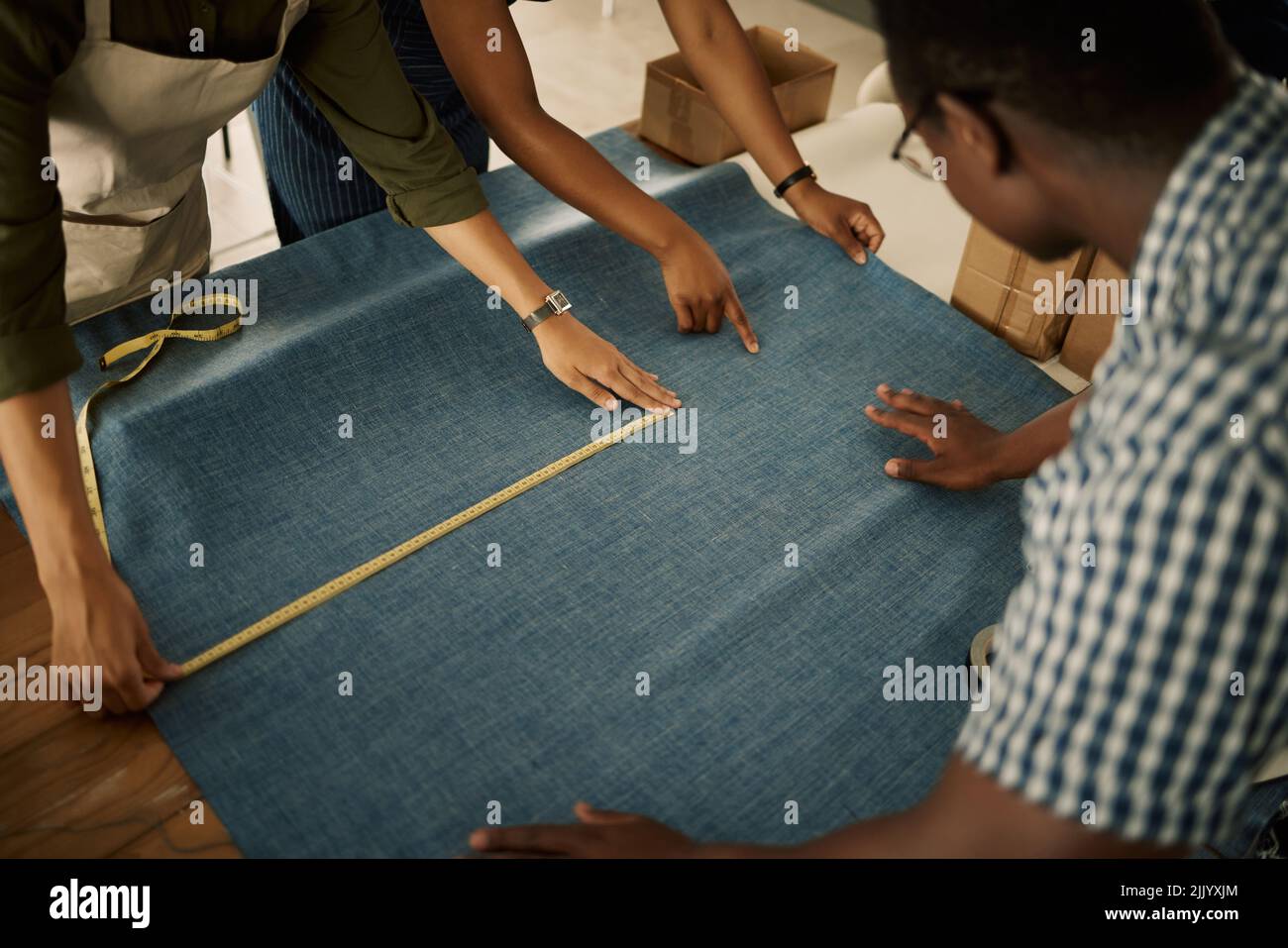 Mode, design et style avec un tissu professionnel de mesure d'équipe dans un atelier de création de textile d'en haut. Un tailleur et ses collègues de créer Banque D'Images