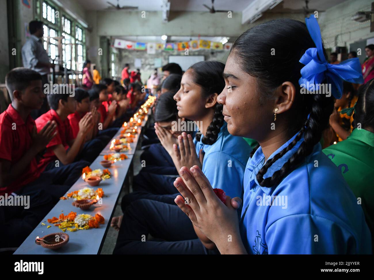 Mumbai, Inde. 28th juillet 2022. Les élèves de l'école Shivaji Shikshan Sanstha prient à l'occasion de 'Asadh Amavasya' à Mumbai. Les élèves ont allumé des lampes en terre et offert des prières pour la positivité, la paix, la prospérité, la fraternité et l'illumination pour tous. (Photo par Ashish Vaishnav/SOPA Images/Sipa USA) crédit: SIPA USA/Alay Live News Banque D'Images