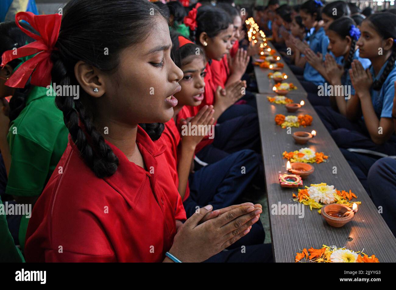 Mumbai, Inde. 28th juillet 2022. Les élèves de l'école Shivaji Shikshan Sanstha prient à l'occasion de 'Asadh Amavasya' à Mumbai. Les élèves ont allumé des lampes en terre et offert des prières pour la positivité, la paix, la prospérité, la fraternité et l'illumination pour tous. (Photo par Ashish Vaishnav/SOPA Images/Sipa USA) crédit: SIPA USA/Alay Live News Banque D'Images